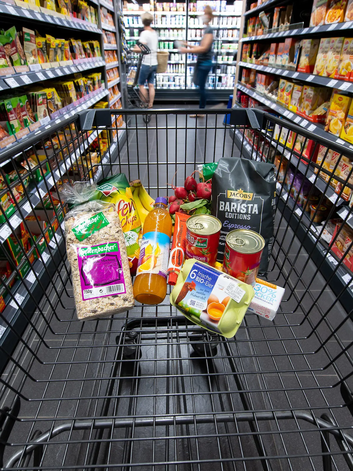 ARCHIV - 30.06.2020, Bayern, Neubiberg: Verschiedene Lebensmittel liegen in einem Supermarkt in einem Einkaufswagen. (zu dpa «Inflation in Bayern steigt wieder leicht») Foto: Sven Hoppe/dpa +++ dpa-Bildfunk +++