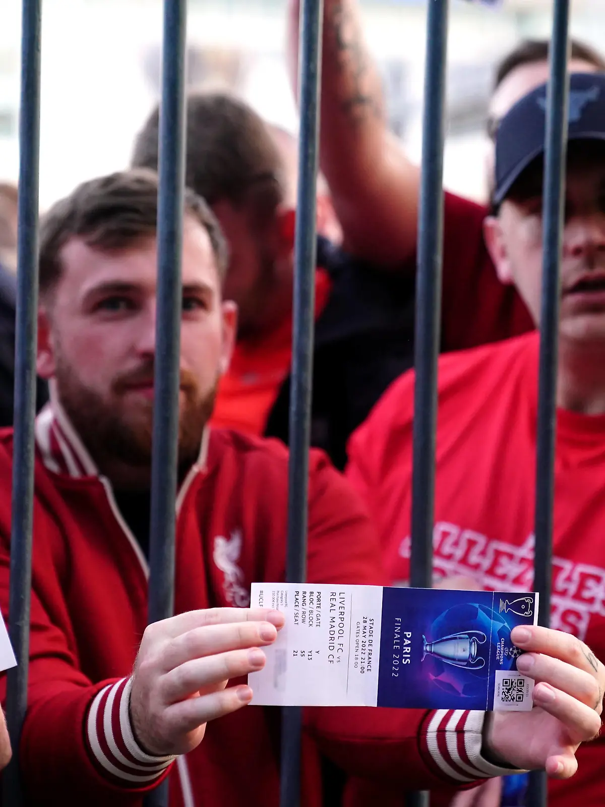Fußball, CL Finale, FC Liverpool - Real Madrid, Probleme beim Einlassen der Fans Liverpool v Real Madrid - UEFA Champions League - Final - Stade de France Liverpool fans stuck outside the ground show their match tickets during the UEFA Champions League Final at the Stade de France, Paris. Picture date: Saturday May 28, 2022. Use subject to restrictions. Editorial use only, no commercial use without prior consent from rights holder. PUBLICATIONxNOTxINxUKxIRL Copyright: xAdamxDavyx 67176146