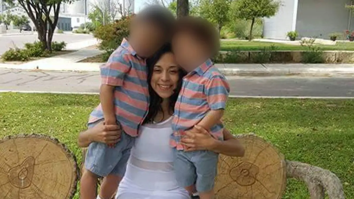 Angeli Rose Gomez zusammen mit ihren zwei kleinen Söhnen.