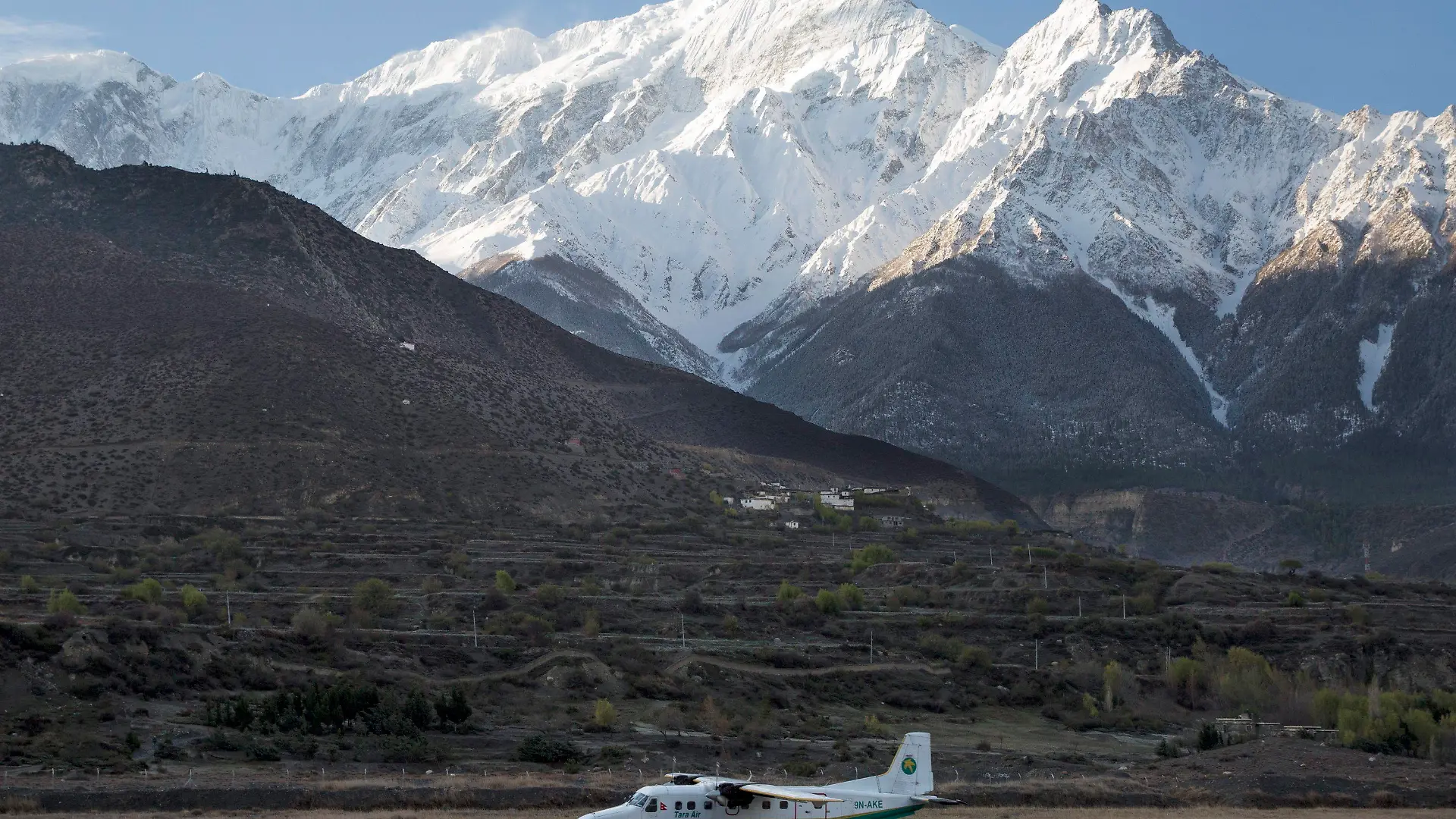 epa05177765 A picture made available on 24 February 2016 shows a twin aircraft of the Tara Airlines landing at Jomsom Airport, in Jomsom, a popular resort town west of Kathmandu, Nepal, 04 April 2015, as Mount Nilgiri is visible on the background. According to media reports on 24 February 2016, Tara Air Viking 9N-AHH Twin Otter, carrying 20 passenger including one Chinese and one Kuwait national, and three crew members, has been missing while en route to Jomsom from Pokhara. EPA/NARENDRA SHRESTHA +++(c) dpa - Bildfunk+++