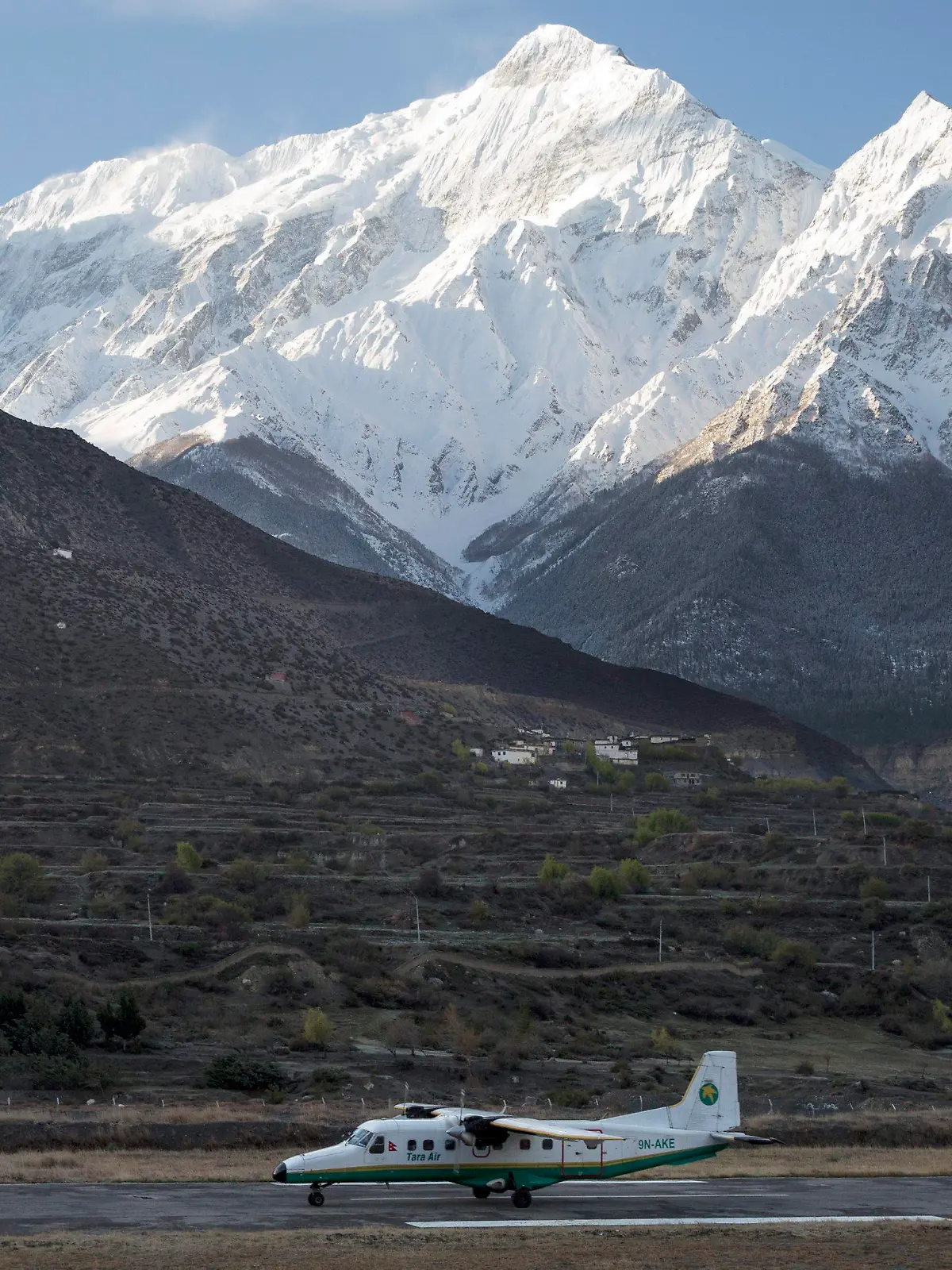 epa05177765 A picture made available on 24 February 2016 shows a twin aircraft of the Tara Airlines landing at Jomsom Airport, in Jomsom, a popular resort town west of Kathmandu, Nepal, 04 April 2015, as Mount Nilgiri is visible on the background. According to media reports on 24 February 2016, Tara Air Viking 9N-AHH Twin Otter, carrying 20 passenger including one Chinese and one Kuwait national, and three crew members, has been missing while en route to Jomsom from Pokhara. EPA/NARENDRA SHRESTHA +++(c) dpa - Bildfunk+++