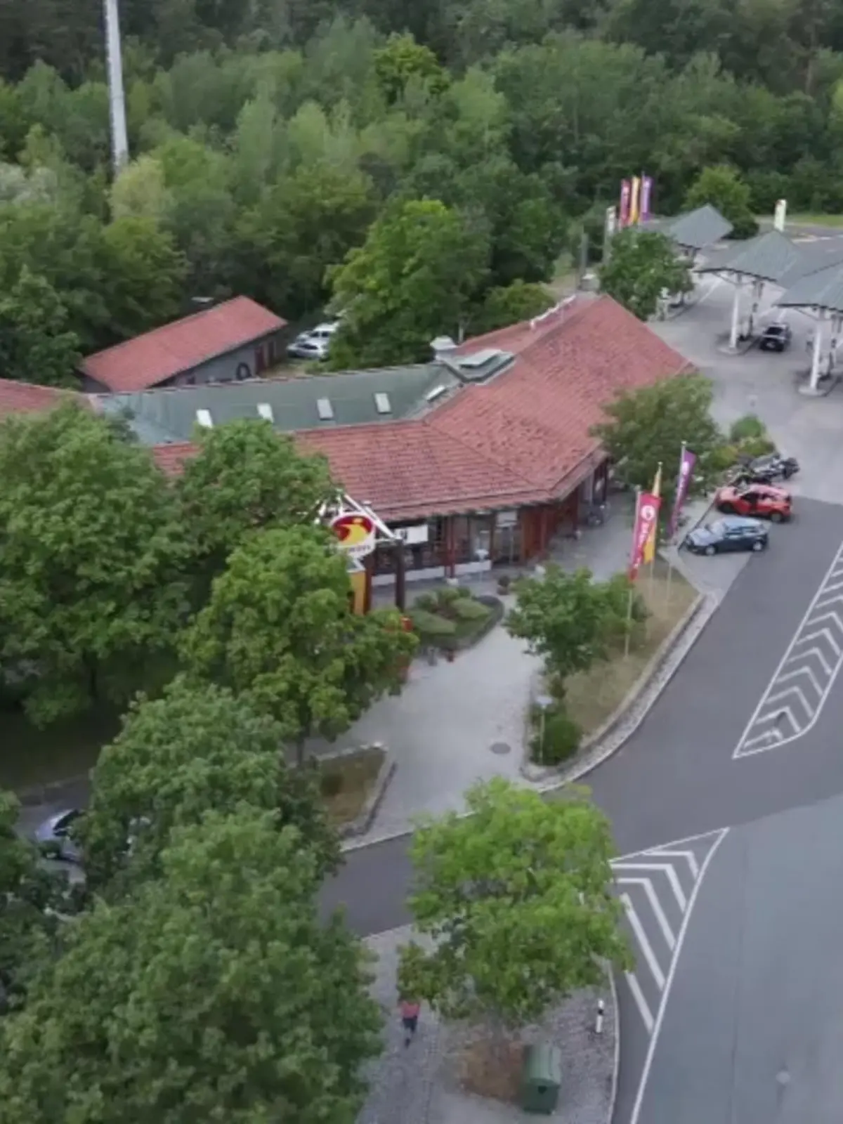 Die Fahrt in den Urlaub sollte eigentlich geprägt sein von Vorfreude und guter Stimmung, stattdessen wird letztere oft getrübt durch Stau, dreckige Sanitäranlagen und hochpreisige Verpflegung an der Autobahn. Der ADAC stellt jetzt mit einem umfangreichen Test von 40 Rastanlagen in ganz Deutschland fest: Das größte Ärgernis sind tatsächlich die hohen Preise!