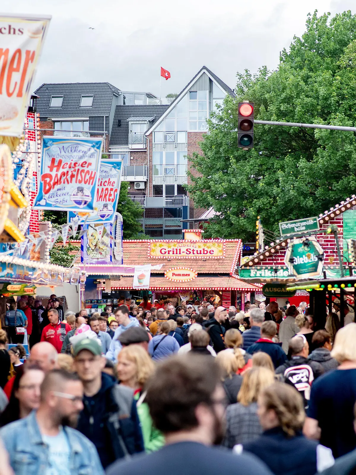26.05.2022, Niedersachsen, Emden: Zahlreiche Besucher gehen an den Verkaufsbuden der Emder Matjestage am Delft vorbei. Zu den 31. Emder Matjestagen werden in diesem Jahr zahlreiche Traditionsschiffe und Shantychöre aus Deutschland und den Niederlanden erwartet. Mit den Matjestagen erinnert die Stadt an die lange Tradition der ostfriesischen Heringsfischerei. Foto: Hauke-Christian Dittrich/dpa +++ dpa-Bildfunk +++
