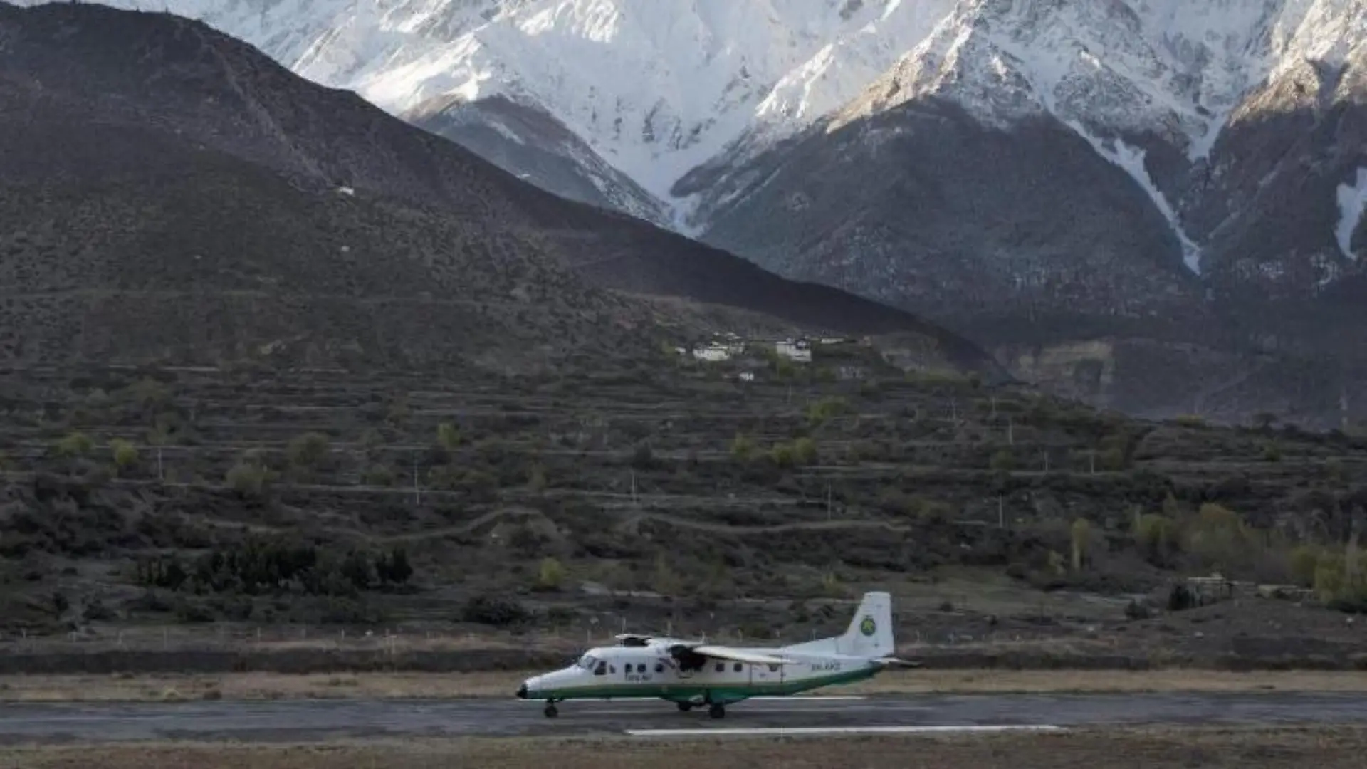 Eine Maschine der Fluggesellschaft Tara Air in Nepal. Foto: Narendra Shrestha
