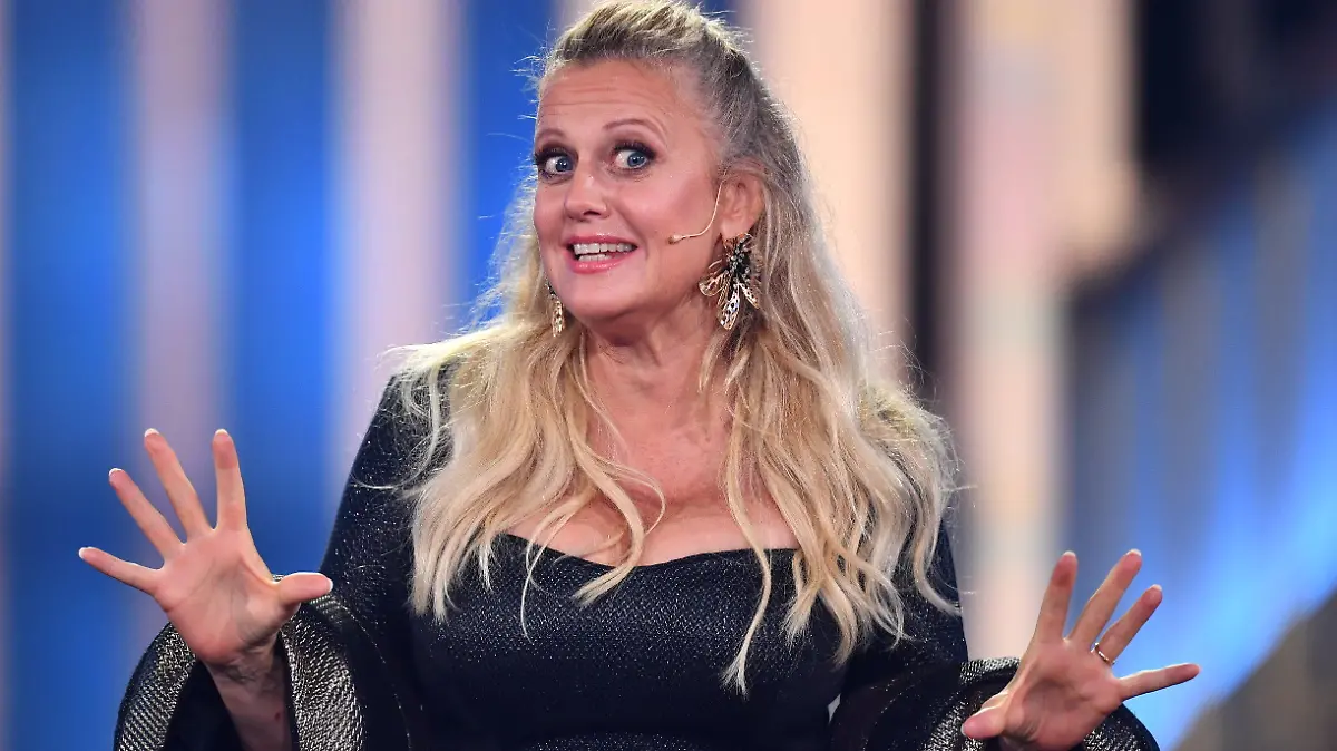 ARCHIV - 14.09.2022, Nordrhein-Westfalen, Köln: Moderatorin Barbara Schöneberger steht bei der Verleihung vom Deutschen Fernsehpreis 2022 auf der Bühne. (zu dpa: «Schöneberger: Kann über Männer auch sexualisierte Witze machen») Foto: Marius Becker/dpa +++ dpa-Bildfunk +++