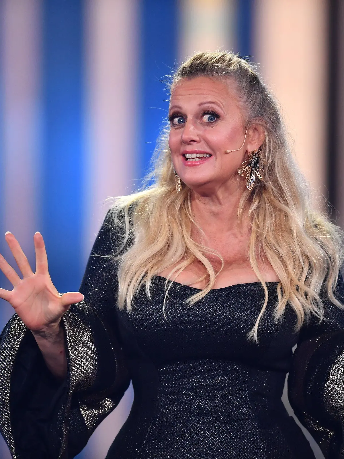 ARCHIV - 14.09.2022, Nordrhein-Westfalen, Köln: Moderatorin Barbara Schöneberger steht bei der Verleihung vom Deutschen Fernsehpreis 2022 auf der Bühne. (zu dpa: «Schöneberger: Kann über Männer auch sexualisierte Witze machen») Foto: Marius Becker/dpa +++ dpa-Bildfunk +++