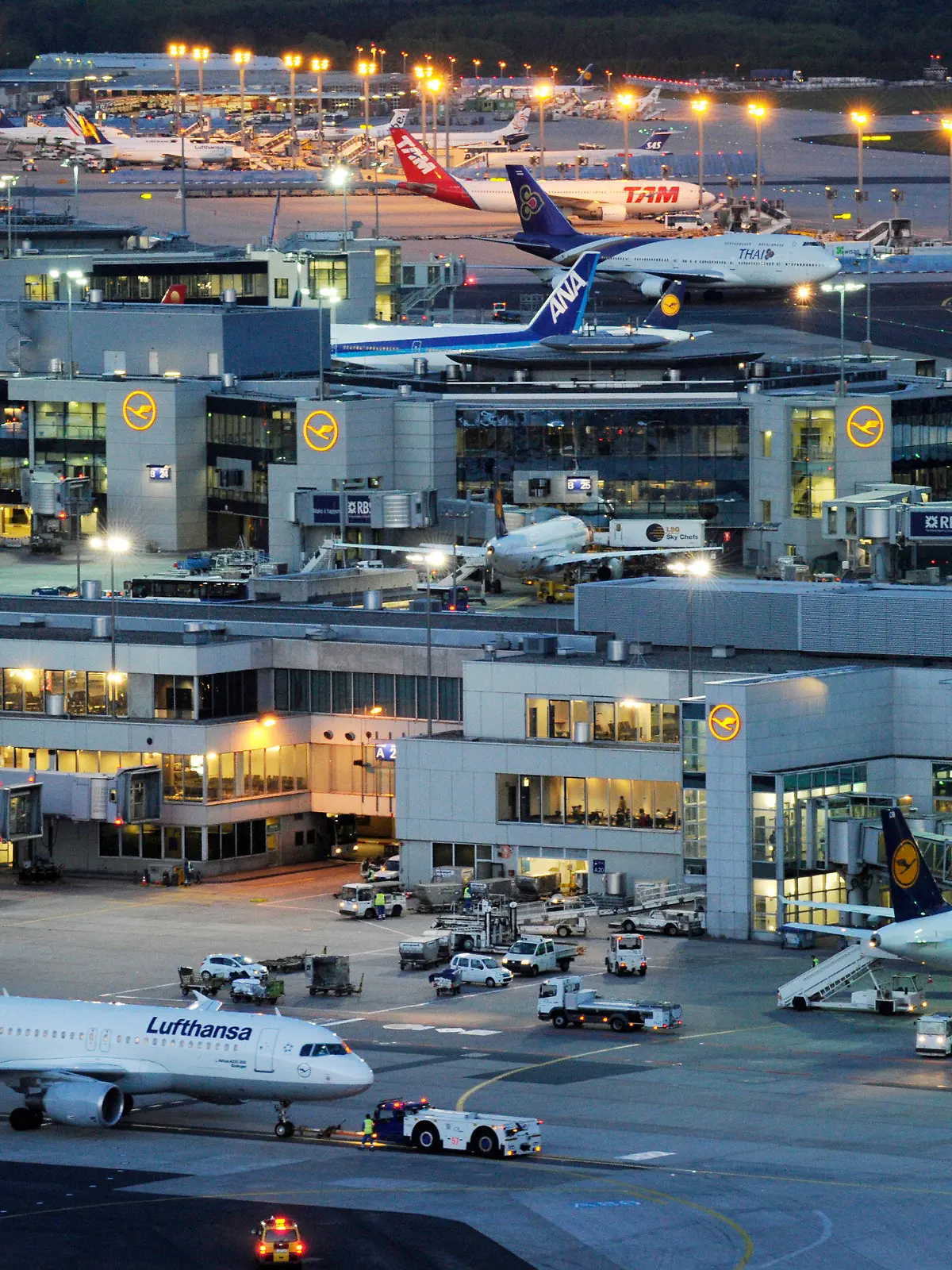 ARCHIV - 14.04.2011, Hessen, Frankfurt Am Main: Reger Betrieb herrscht auf dem Flughafen von Frankfurt am Main. Der Bund will in der Corona-Krise vor allem die wichtigen großen Verkehrsflughäfen in Deutschland mit einmaligen Zuschüssen stützen.  (zu dpa: "Bund einigt sich auf Finanzhilfen für wichtige Flughäfen"). Foto: Boris Roessler/dpa +++ dpa-Bildfunk +++