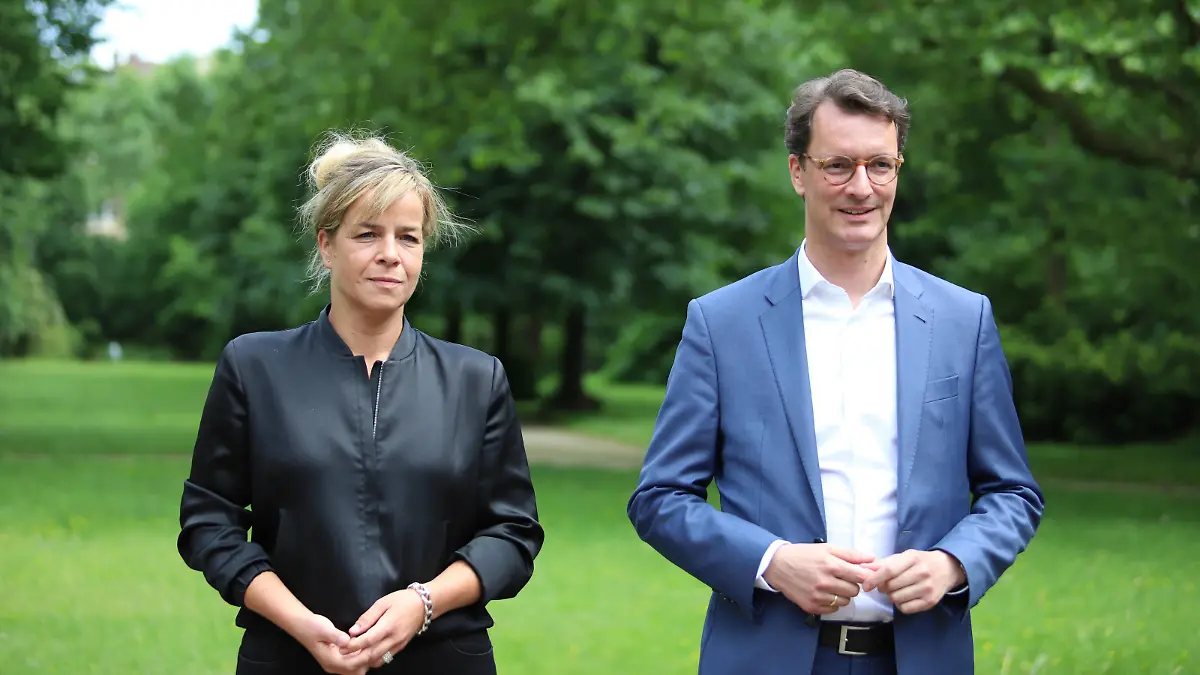  Auftakt der Sondierunggespräche für eine Schwarz-Grüne Koalition in NRW Amtierender Ministerpräsident Hendrik Wüst  CDU  und Landesvorsitzende Mona Neubaur  Bündnis 90/Die Grünen NRW  beim Auftakt der Sondierunggespräche für Schwarz-Grüne Koalition nach der Landtagswahl in NRW am 24.05.2022 in Düsseldorf. * Acting Minister President Hendrik Wüst  CDU  and State Chairwoman Mona Neubaur  Green Party  at the Start of exploratory talks for a black-green coalition after the state elections in NRW on May 24, 2022 in Duesseldorf. Düsseldorf NRW Germany Copyright: xPieroxNigroxxxaal.photox