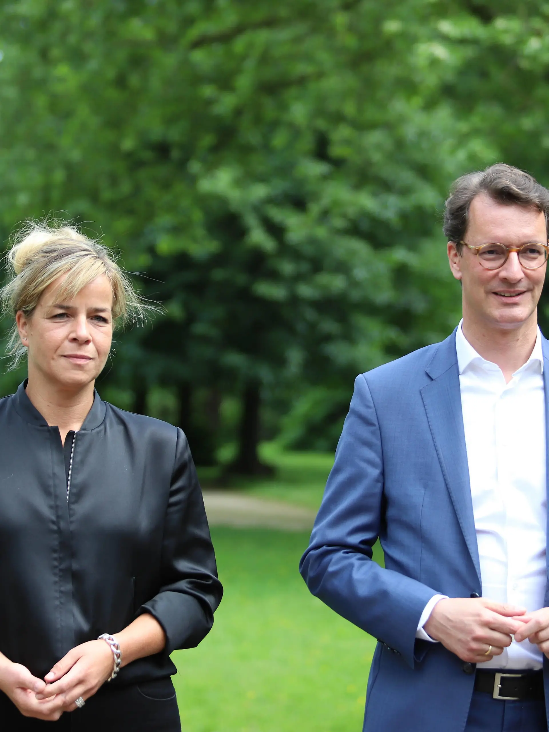  Auftakt der Sondierunggespräche für eine Schwarz-Grüne Koalition in NRW Amtierender Ministerpräsident Hendrik Wüst  CDU  und Landesvorsitzende Mona Neubaur  Bündnis 90/Die Grünen NRW  beim Auftakt der Sondierunggespräche für Schwarz-Grüne Koalition nach der Landtagswahl in NRW am 24.05.2022 in Düsseldorf. * Acting Minister President Hendrik Wüst  CDU  and State Chairwoman Mona Neubaur  Green Party  at the Start of exploratory talks for a black-green coalition after the state elections in NRW on May 24, 2022 in Duesseldorf. Düsseldorf NRW Germany Copyright: xPieroxNigroxxxaal.photox