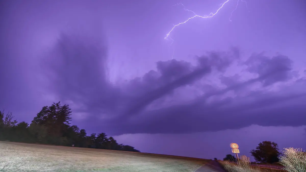 Unwetter bei Gaildorf, Feuerwehrkräfte im Einsatz bei Gaildorf in der Nacht des 12.08.2020. Zahlreiche Straßen und Keller wurden liefen voll, Bäume stürzten um. Auf der Landesstraße zwischen Mittelrot und Fichtenberg hagelte es tausende Hagelkörner. Gaildorf Baden-Württemberg Deutschland Gaildorf *** Storm near Gaildorf, fire brigade on duty near Gaildorf in the night of 12 08 2020 Numerous streets and cellars were filled up, trees toppled over On the state road between Mittelrot and Fichtenberg it hailed thousands of hailstones Gaildorf Baden Württemberg Germany Gaildorf Copyright: xonw-imagesx/xMariusxBullingx
