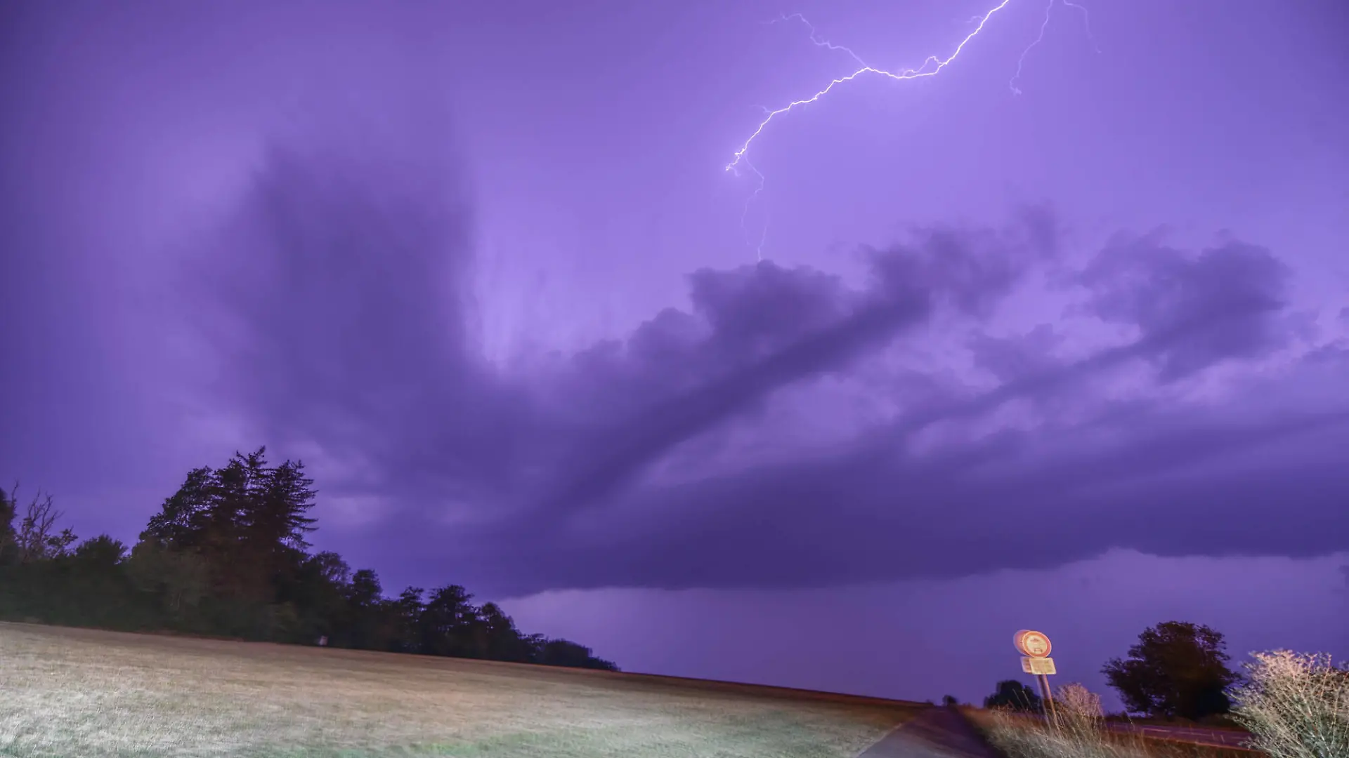 Unwetter bei Gaildorf, Feuerwehrkräfte im Einsatz bei Gaildorf in der Nacht des 12.08.2020. Zahlreiche Straßen und Keller wurden liefen voll, Bäume stürzten um. Auf der Landesstraße zwischen Mittelrot und Fichtenberg hagelte es tausende Hagelkörner. Gaildorf Baden-Württemberg Deutschland Gaildorf *** Storm near Gaildorf, fire brigade on duty near Gaildorf in the night of 12 08 2020 Numerous streets and cellars were filled up, trees toppled over On the state road between Mittelrot and Fichtenberg it hailed thousands of hailstones Gaildorf Baden Württemberg Germany Gaildorf Copyright: xonw-imagesx/xMariusxBullingx