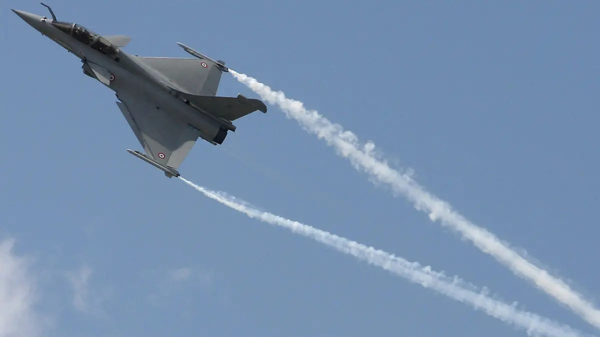 epa02639536 (FILE) A file picture dated 16 June 2009 of a Dassault Rafale fighter jet during the Paris Air Show over Le Bourget airport, near Paris, France. French government spokesman Francois Baroin told RTL radio 18 March 2011 that France's participation in a military operation against the Libyan regime of Muammar Gaddafi after the resolution of the UN Security Council could be in 'hours'. 'The attacks will occur quickly,' advanced Baroin, in an interview with radio station RTL. Baroin stressed that 'the French, of course, will be consistent' with which it has been their position and 'participate' in the operation. EPA/LUCAS DOLEGA +++(c) dpa - Bildfunk+++