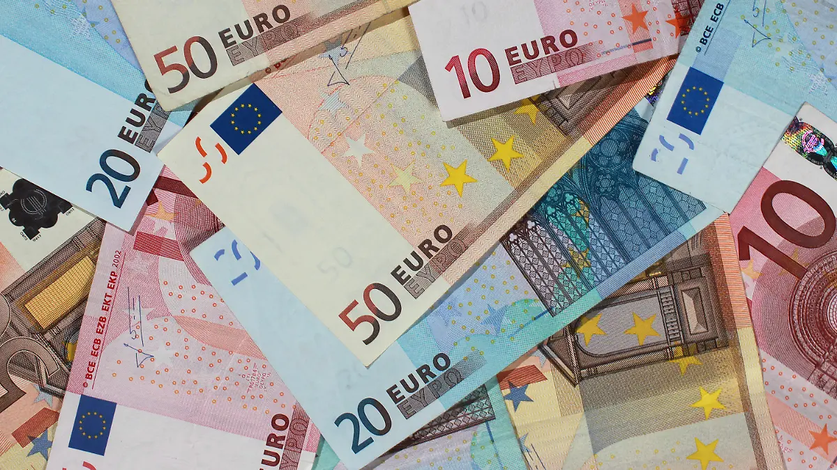 ARCHIV - SYMBOLBILD - Banknoten von 50, 20 und 10 Euro, liegen am 29.09.2010 in Magdeburg (Sachsen-Anhalt) auf einem Haufen. (zu dpa «Thüringen baut seinen Schuldenberg kaum ab» vom 08.10.2017) Foto: Jens Wolf/dpa-Zentralbild/dpa +++(c) dpa - Bildfunk+++