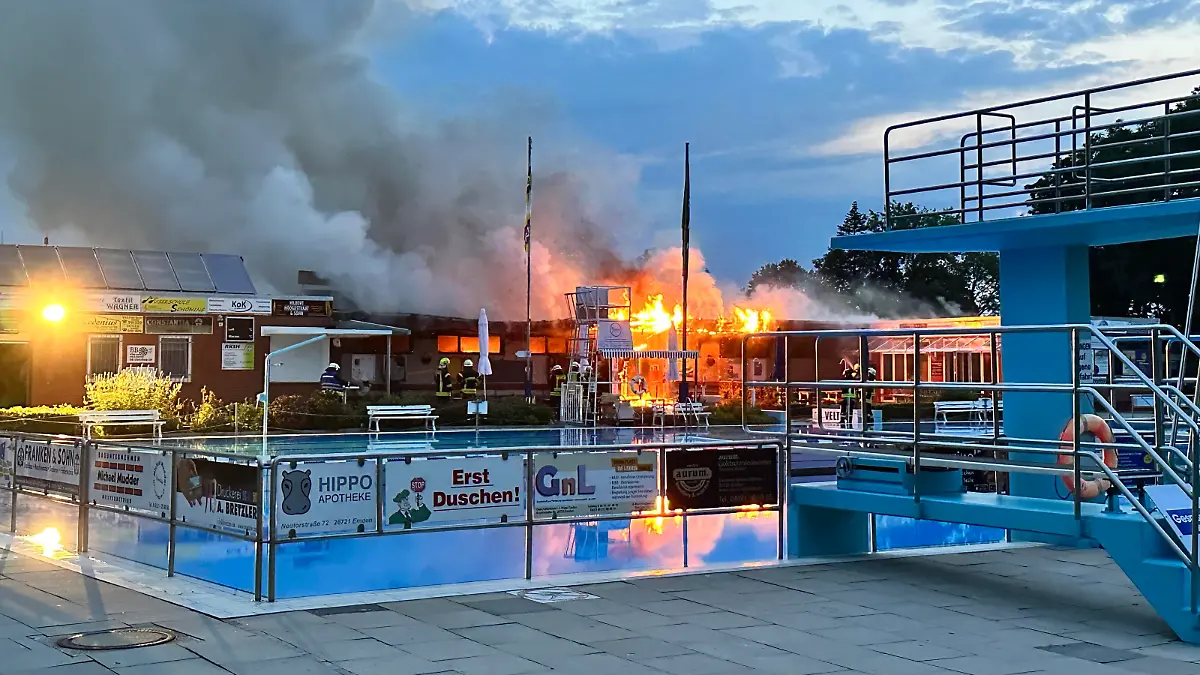 Gegen 4 Uhr Nachts bricht im Emder Freibad ein Feuer aus.