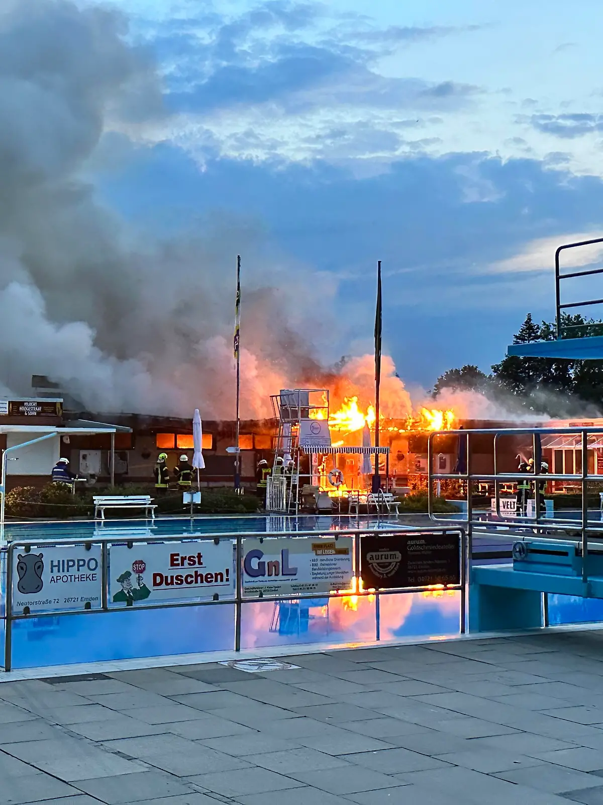 Gegen 4 Uhr Nachts bricht im Emder Freibad ein Feuer aus.