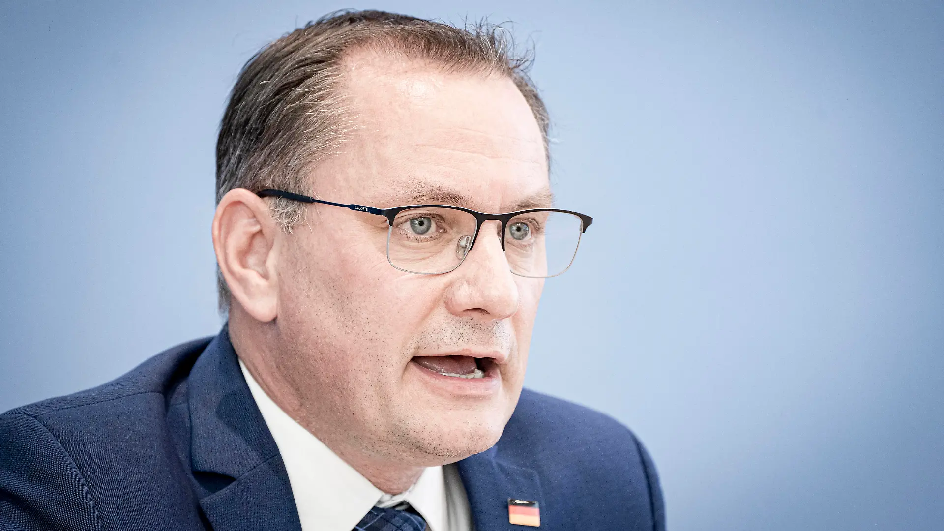  Bundespressekonferenz in Berlin - AfD - Auswirkungen der Landtagswahl in Nordrhein-Westfalen auf die Bundespolitik - Tino Chrupalla, Bundessprecher der AfD und Vorsitzender der AfD-Fraktion im BundestagBundespressekonferenz in Berlin - AfD - Auswirkungen der Landtagswahl in Nordrhein-Westfalen auf die Bundespolitik - Tino Chrupalla, Bundessprecher der AfD und Vorsitzender der AfD-Fraktion im Bundestag, Berlin Berlin Deutschland Haus der Bundespressekonferenz *** Federal Press Conference in Berlin AfD Impact of the state election in North Rhine-Westphalia on federal politics Tino Chrupalla, Federal Spokesman of the AfD and Chairman of the AfD parliamentary group in the Bundestag Federal Press Conference in Berlin AfD Impact of the state ele