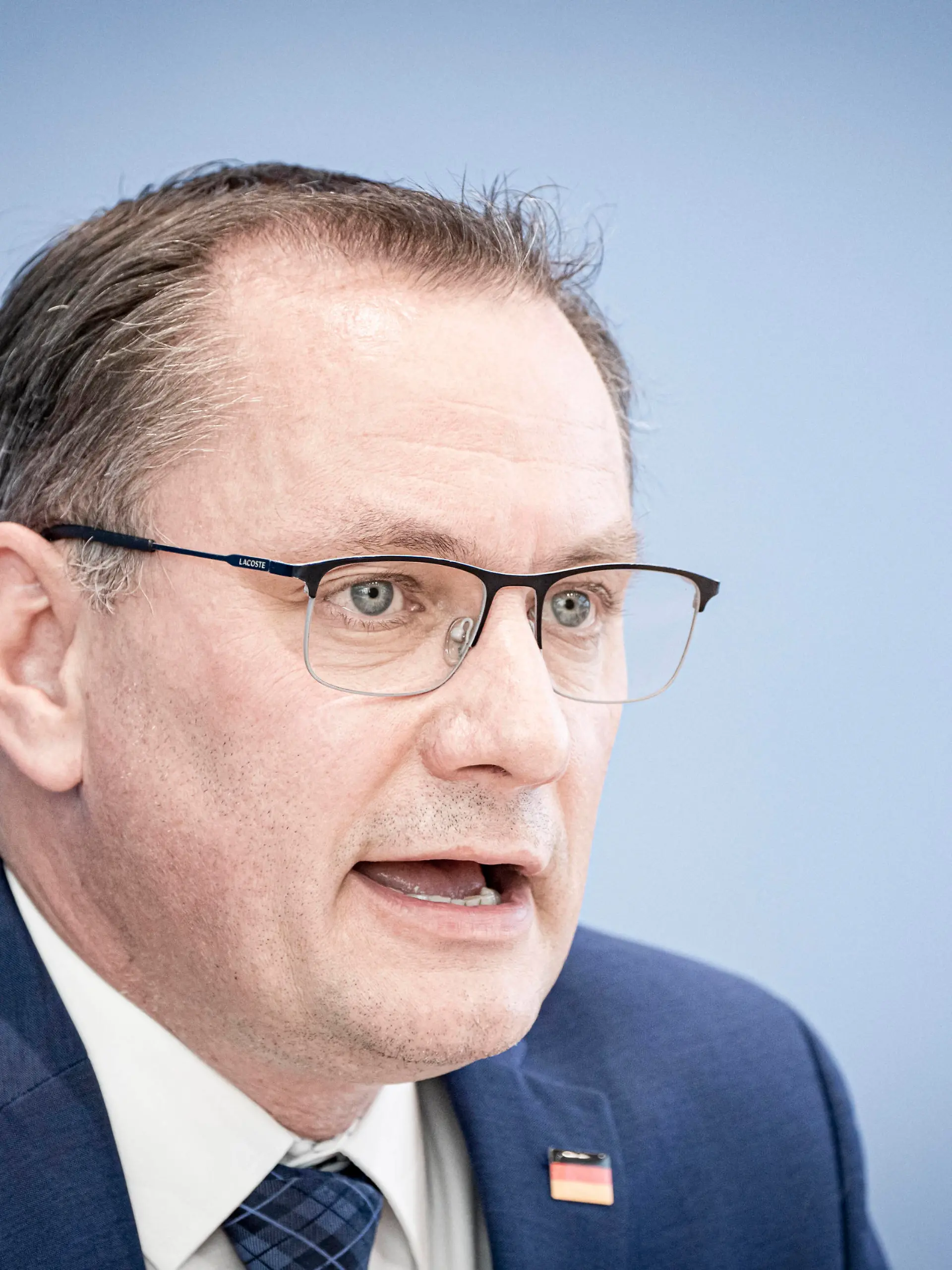  Bundespressekonferenz in Berlin - AfD - Auswirkungen der Landtagswahl in Nordrhein-Westfalen auf die Bundespolitik - Tino Chrupalla, Bundessprecher der AfD und Vorsitzender der AfD-Fraktion im BundestagBundespressekonferenz in Berlin - AfD - Auswirkungen der Landtagswahl in Nordrhein-Westfalen auf die Bundespolitik - Tino Chrupalla, Bundessprecher der AfD und Vorsitzender der AfD-Fraktion im Bundestag, Berlin Berlin Deutschland Haus der Bundespressekonferenz *** Federal Press Conference in Berlin AfD Impact of the state election in North Rhine-Westphalia on federal politics Tino Chrupalla, Federal Spokesman of the AfD and Chairman of the AfD parliamentary group in the Bundestag Federal Press Conference in Berlin AfD Impact of the state ele