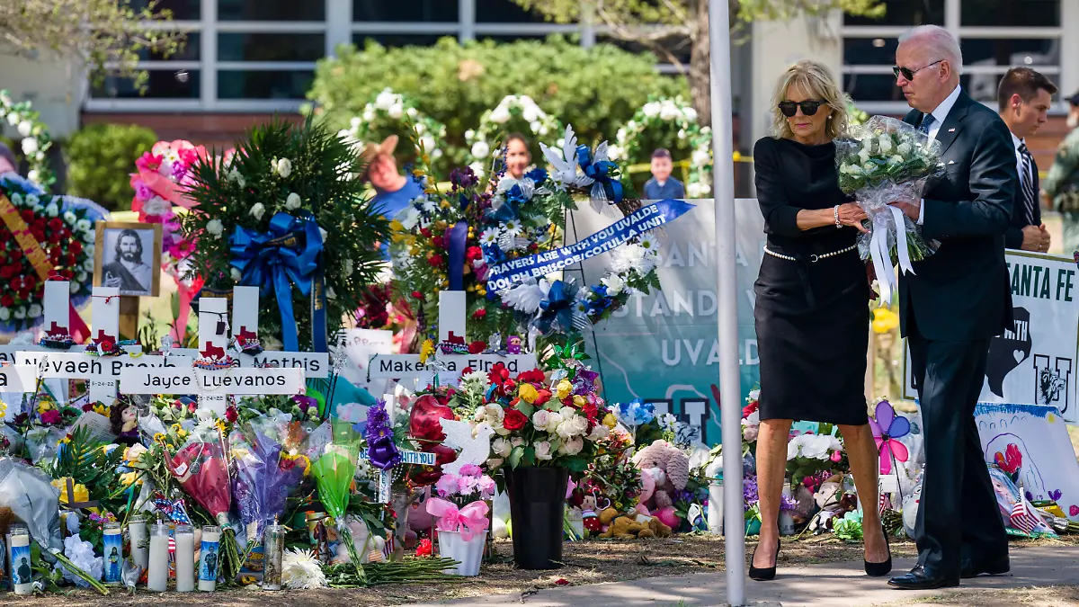 May 29, 2022: U.S. president Joe Biden and First Lady Jill Biden visit a cross memorial in front of Robb Elementary School, in Uvalde, Texas, Sunday, May 29, 2022, the site of a mass shooting in which 18-year-old gunman Salvador Ramos massacred 19 children students and two adult teachers Tuesday, May 24, 2022. - ZUMAh163 20220529_znp_h163_011 Copyright: xJintakxHanx