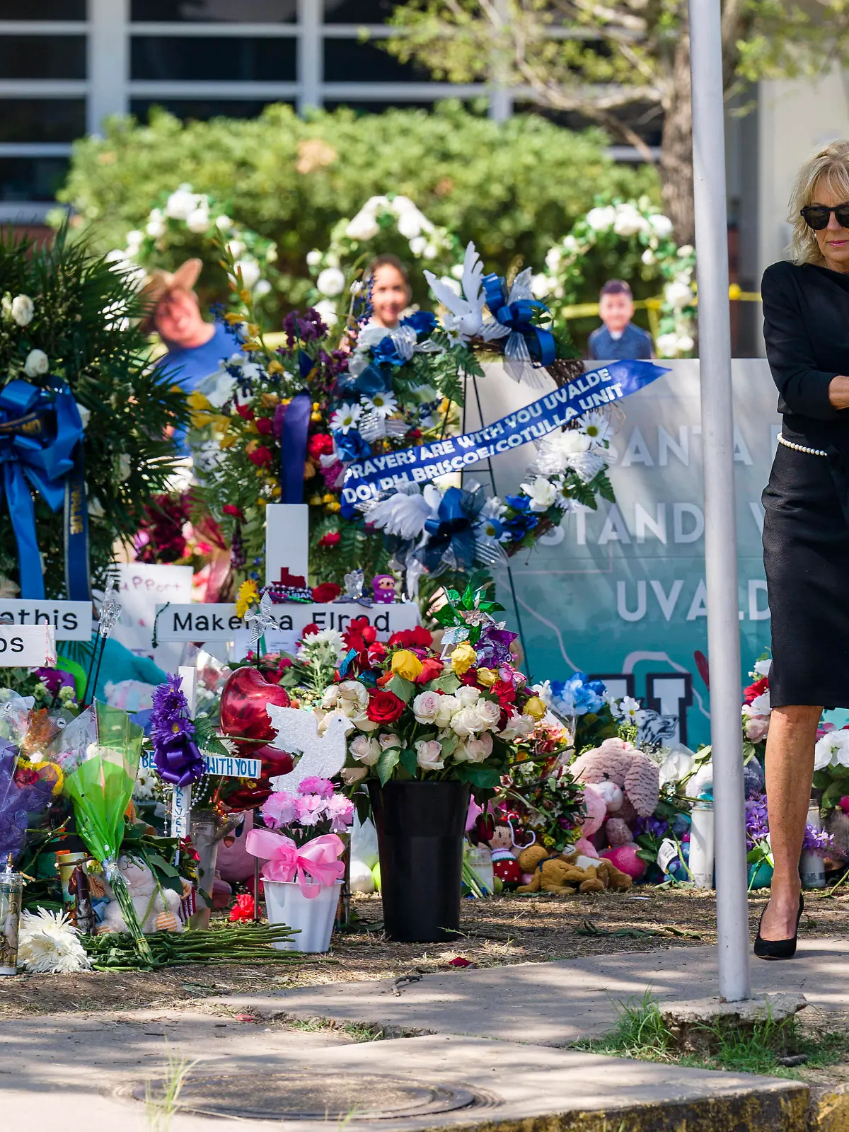  May 29, 2022: U.S. president Joe Biden and First Lady Jill Biden visit a cross memorial in front of Robb Elementary School, in Uvalde, Texas, Sunday, May 29, 2022, the site of a mass shooting in which 18-year-old gunman Salvador Ramos massacred 19 children students and two adult teachers Tuesday, May 24, 2022. - ZUMAh163 20220529_znp_h163_011 Copyright: xJintakxHanx
