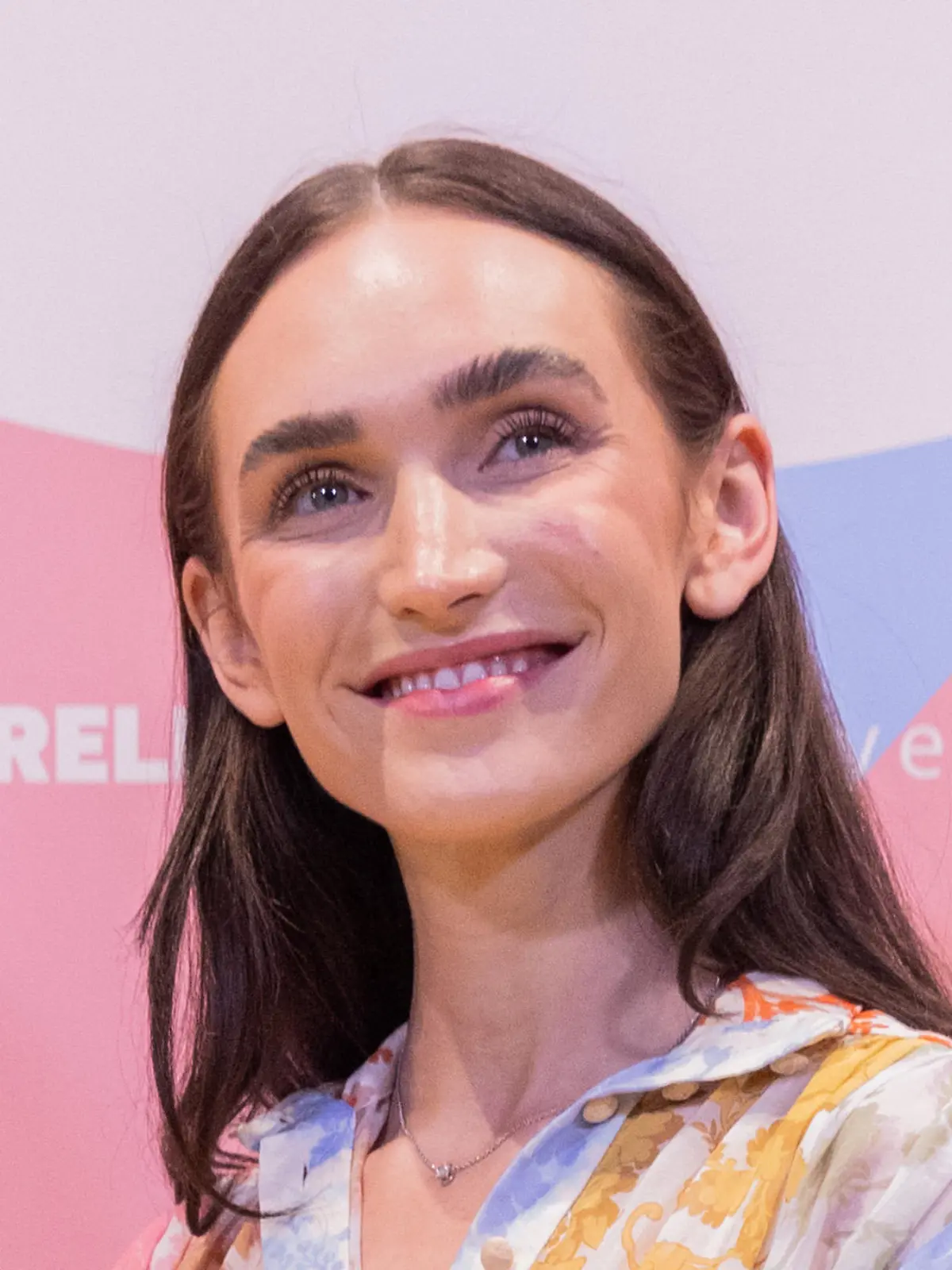 ARCHIV - 25.08.2022, Nordrhein-Westfalen, Köln: Model und Influencerin Anna Adayam, ehemals Wilken, steht auf dem gelben Teppich bei der Präsentation der Brillenkollektion Marke "eyes + more". (zu dpa: ««Unser Goldjunge»: Incluencerin Anna Adamyan erwartet einen Sohn») Foto: Rolf Vennenbernd/dpa +++ dpa-Bildfunk +++