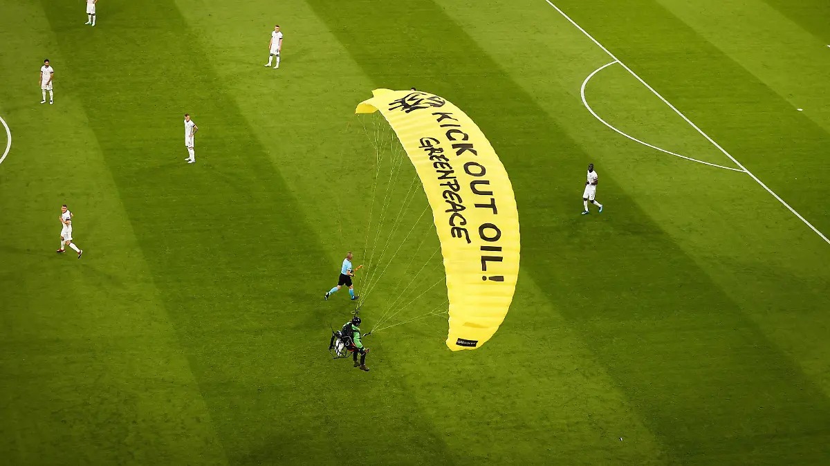 Fußball: EM, Frankreich - Deutschland, Vorrunde, Gruppe F, 1. Spieltag in der EM-Arena München. Ein Greenpeace-Aktivist landet mit einem Motorschirm-Flieger bei einer Protestaktion auf dem Spielfeld. Important: For editorial news reporting purposes only. Not used for commercial or marketing purposes without prior written approval of UEFA. Images must appear as still images and must not emulate match action video footage. Photographs published in online publications (whether via the Internet or otherwise) shall have an interval of at least 20 seconds between the posting.