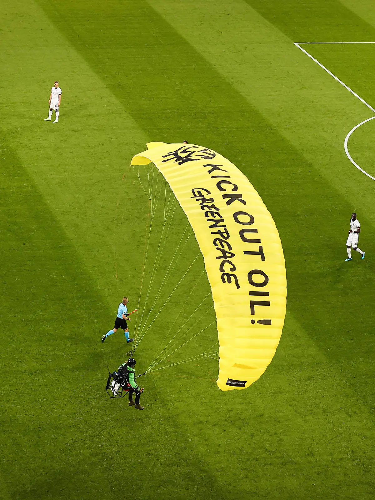 Fußball: EM, Frankreich - Deutschland, Vorrunde, Gruppe F, 1. Spieltag in der EM-Arena München. Ein Greenpeace-Aktivist landet mit einem Motorschirm-Flieger bei einer Protestaktion auf dem Spielfeld. Important: For editorial news reporting purposes only. Not used for commercial or marketing purposes without prior written approval of UEFA. Images must appear as still images and must not emulate match action video footage. Photographs published in online publications (whether via the Internet or otherwise) shall have an interval of at least 20 seconds between the posting.