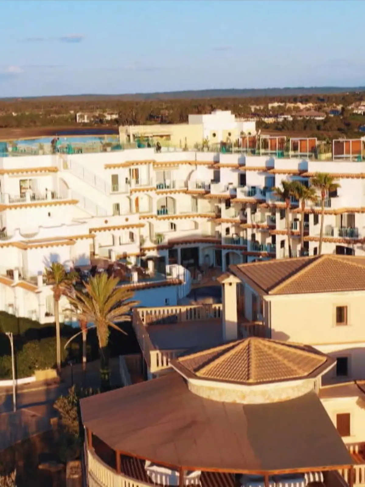 Endlich wieder Urlaub und der Vielfalt sind keine Grenzen gesetzt. Im großen Urlaubsexperiment testen zwei Paare, zwei unterschiedliche Urlaubs-Modelle. Den klassischen Mallorca-Strand-Urlaub und eine Kreuzfahrt