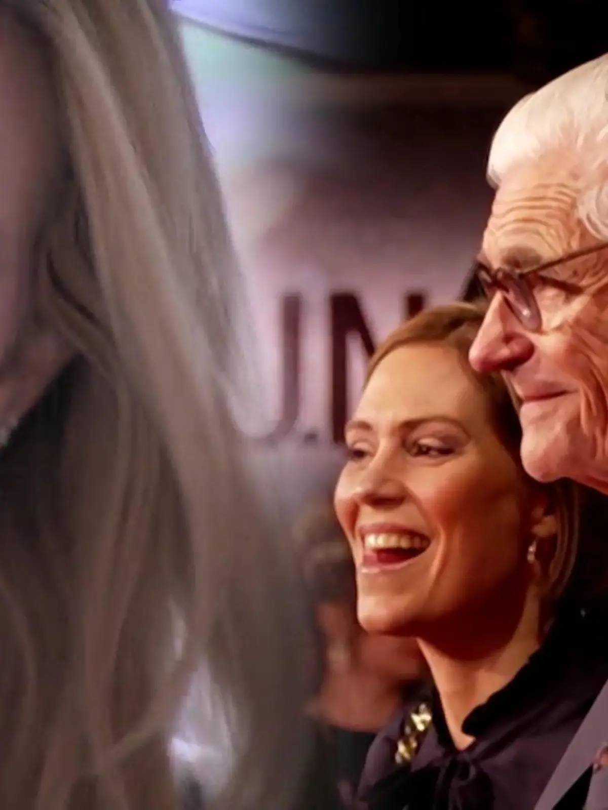 Sie sind eine eingespielte Patchwork-Familie! Mirja du Mont (47) und Ex-Mann Sky (76) kommen seit ihrer Trennung im Jahr 2016 ganz ohne Skandale aus. Bis heute versteht sich das Paar bestens, wie uns die Schauspielerin bei Thomas-Sabo-Event in Berlin verrät. Was sie zu Skys neuem Liebesglück mit Journalistin Julia Schütze sagt, erfahren Sie im Video.