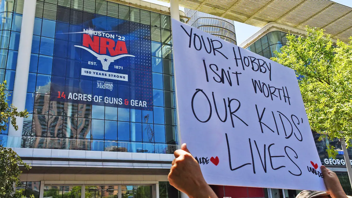  Protesters gather at NRA Annual Meeting at the George R. Brown Convention Center in Houston, Texas on Friday, May 27, 2022. The National Rifle Association holds its annual meeting despite Tuesday s mass shooting that left 19 children and two adults dead at an elementary school in in Uvalde, Texas. PUBLICATIONxINxGERxSUIxAUTxHUNxONLY TXP20220527102 JonxFarina