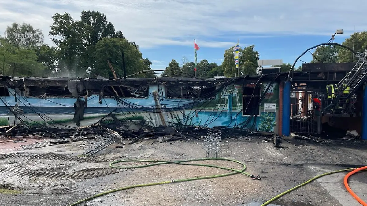 Das Feuer breitete sich durch den gesamten Gebäudekomplex aus.