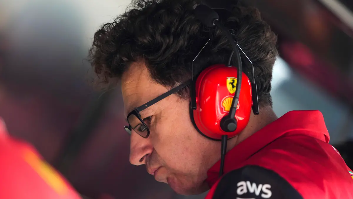 21.05.2022, Spanien, Montmelo: Motorsport: Formel-1-Weltmeisterschaft, Grand Prix von Spanien, Qualifying: Mattia Binotto, Teamchef von Ferrari, reagiert während des Qualifyings. Foto: Manu Fernandez/AP/dpa +++ dpa-Bildfunk +++