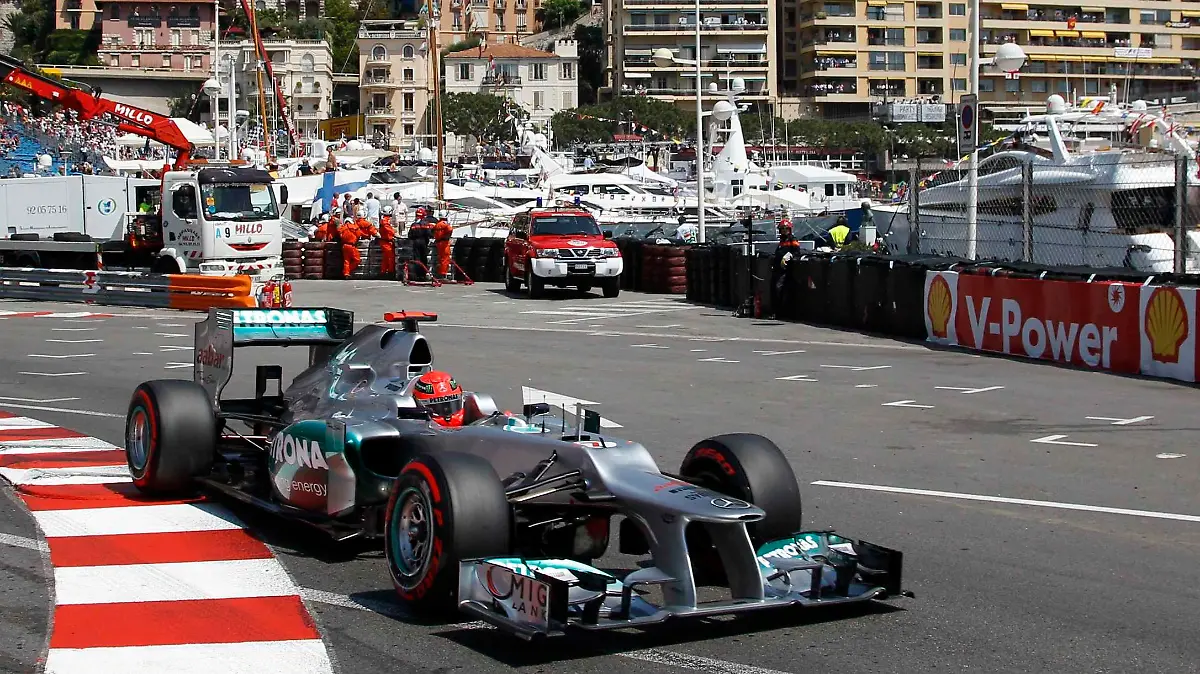 Mercedes Formula One driver Michael Schumacher of Germany takes a curve during the third practice session of the Monaco F1 Grand Prix May 26, 2012. REUTERS/Max Rossi (MONACO - Tags: SPORT MOTORSPORT)