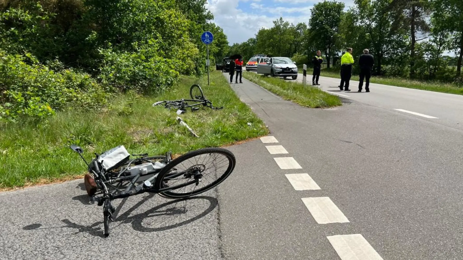 Eine Radfahrerin wird von einem Auto erfasst und stirbt nach der Kollision.