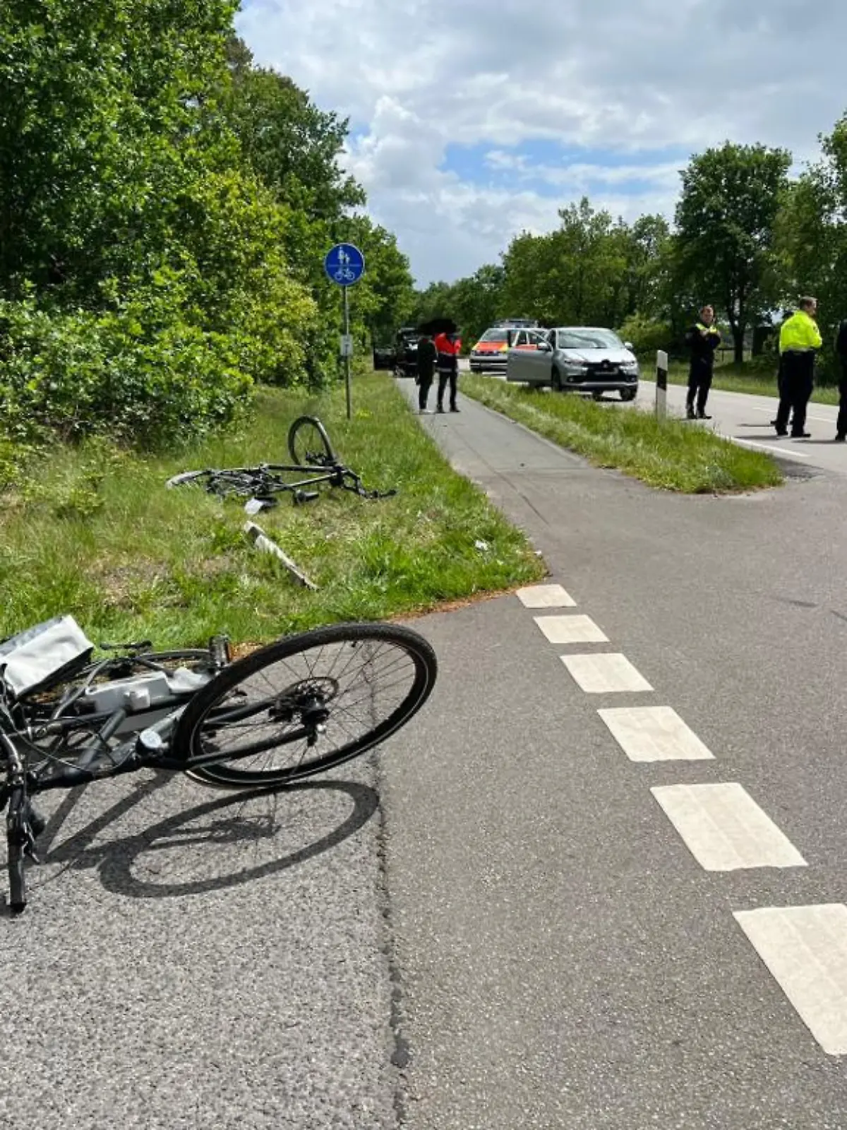 Eine Radfahrerin wird von einem Auto erfasst und stirbt nach der Kollision.