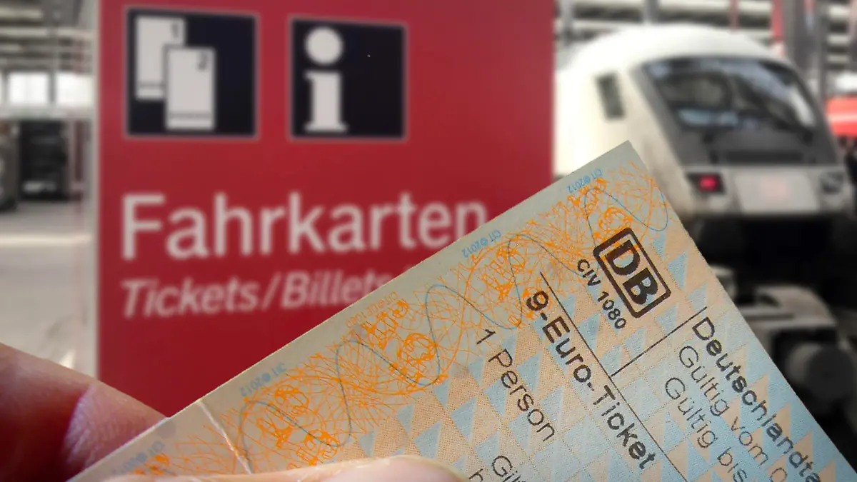 FOTOMONTAGE: Themenbild 9-Euro-Ticket fuer Bus und Bahn ab 1.Juni. Fahrkartenautomat am Hauptbahnhof Muenchen,Fahrschein,Ticket, Fahrkarten,Tickets. Bahn,Eisenbahn,Personen,Bahnsteig,Bahnhof.