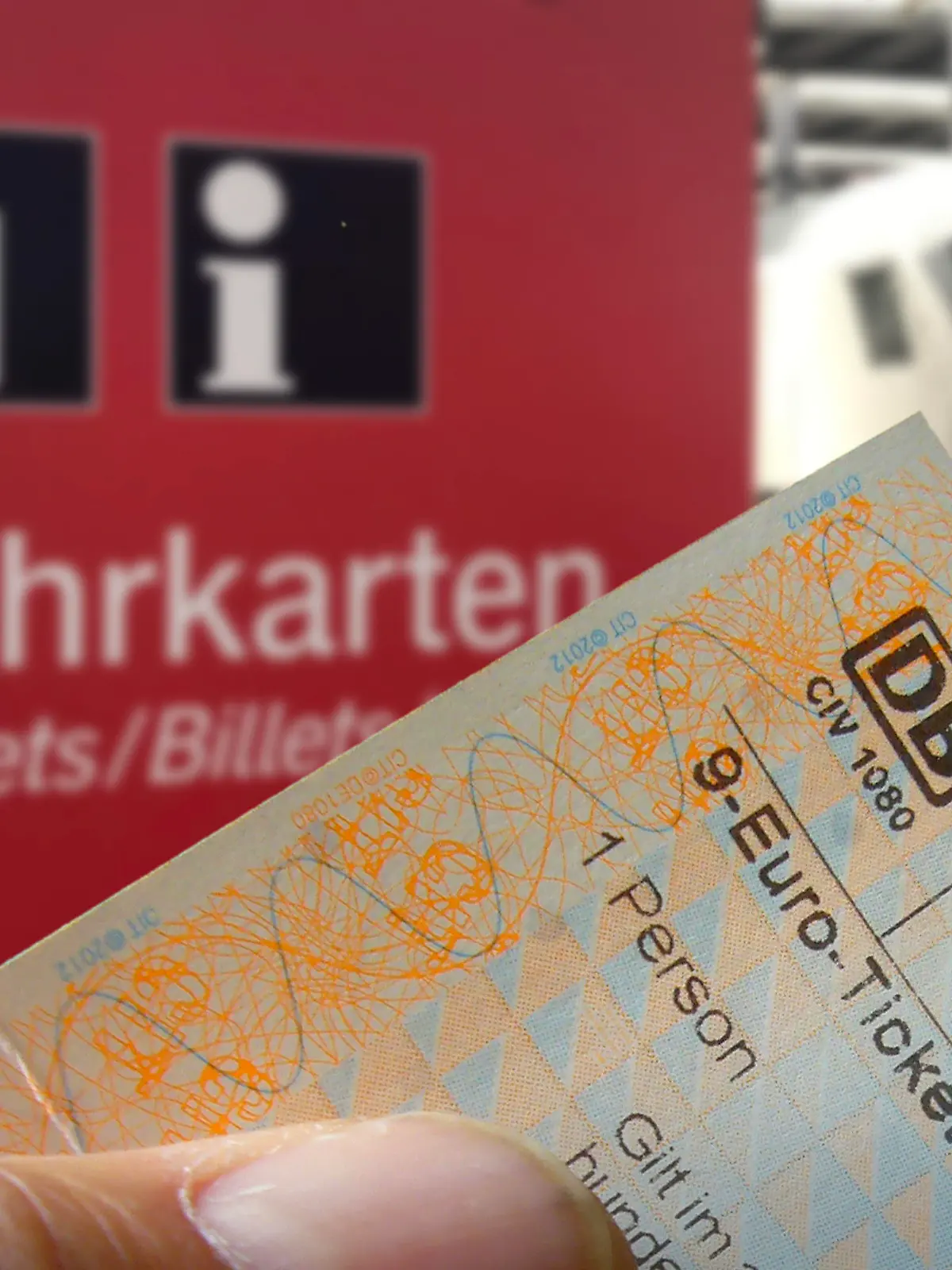 FOTOMONTAGE: Themenbild 9-Euro-Ticket fuer Bus und Bahn ab 1.Juni. Fahrkartenautomat am Hauptbahnhof Muenchen,Fahrschein,Ticket, Fahrkarten,Tickets. Bahn,Eisenbahn,Personen,Bahnsteig,Bahnhof.