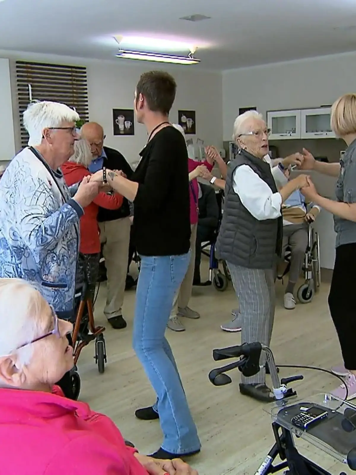 Bild zu: "Partystimmung in Seniorenheim"