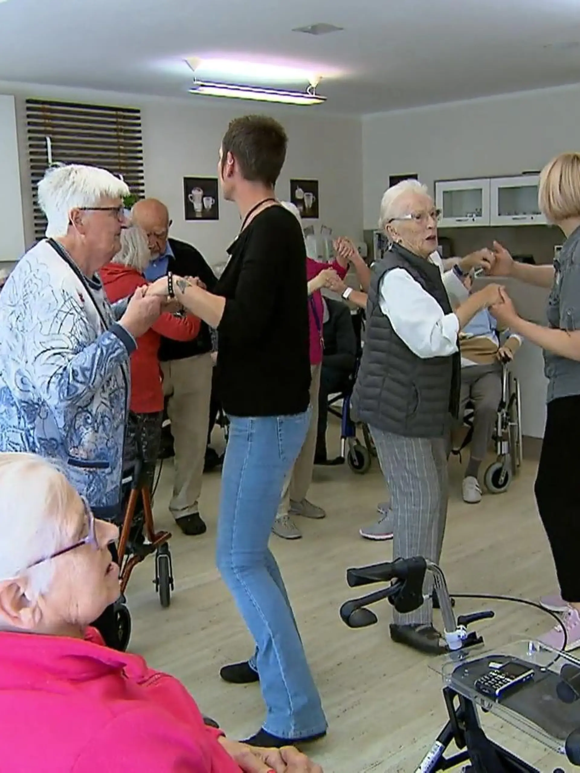 Bild zu: "Partystimmung in Seniorenheim"