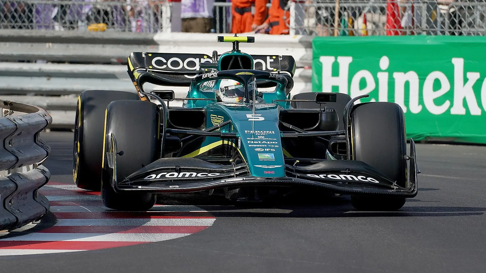 27.05.2022, Monaco, Monaco-Ville: Motorsport: Formel-1-Weltmeisterschaft, Grand Prix von Monaco, 2. Freies Training: Sebastian Vettel aus Deutschland vom Team Aston Martin ist auf der Strecke in Monaco unterwegs. Foto: Hasan Bratic/dpa +++ dpa-Bildfunk +++