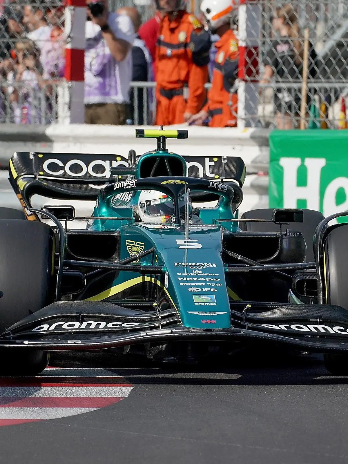 27.05.2022, Monaco, Monaco-Ville: Motorsport: Formel-1-Weltmeisterschaft, Grand Prix von Monaco, 2. Freies Training: Sebastian Vettel aus Deutschland vom Team Aston Martin ist auf der Strecke in Monaco unterwegs. Foto: Hasan Bratic/dpa +++ dpa-Bildfunk +++