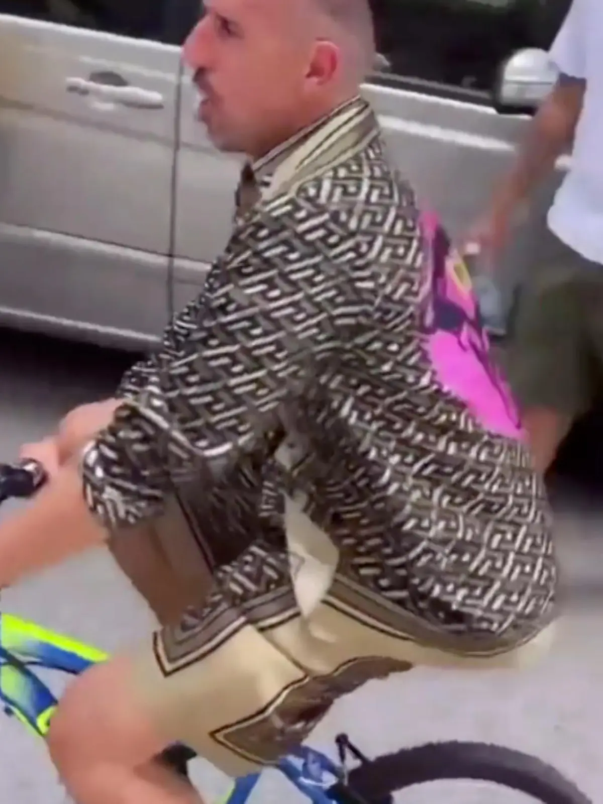 Frack Ribéry auf seinem Kinderfahrrad.