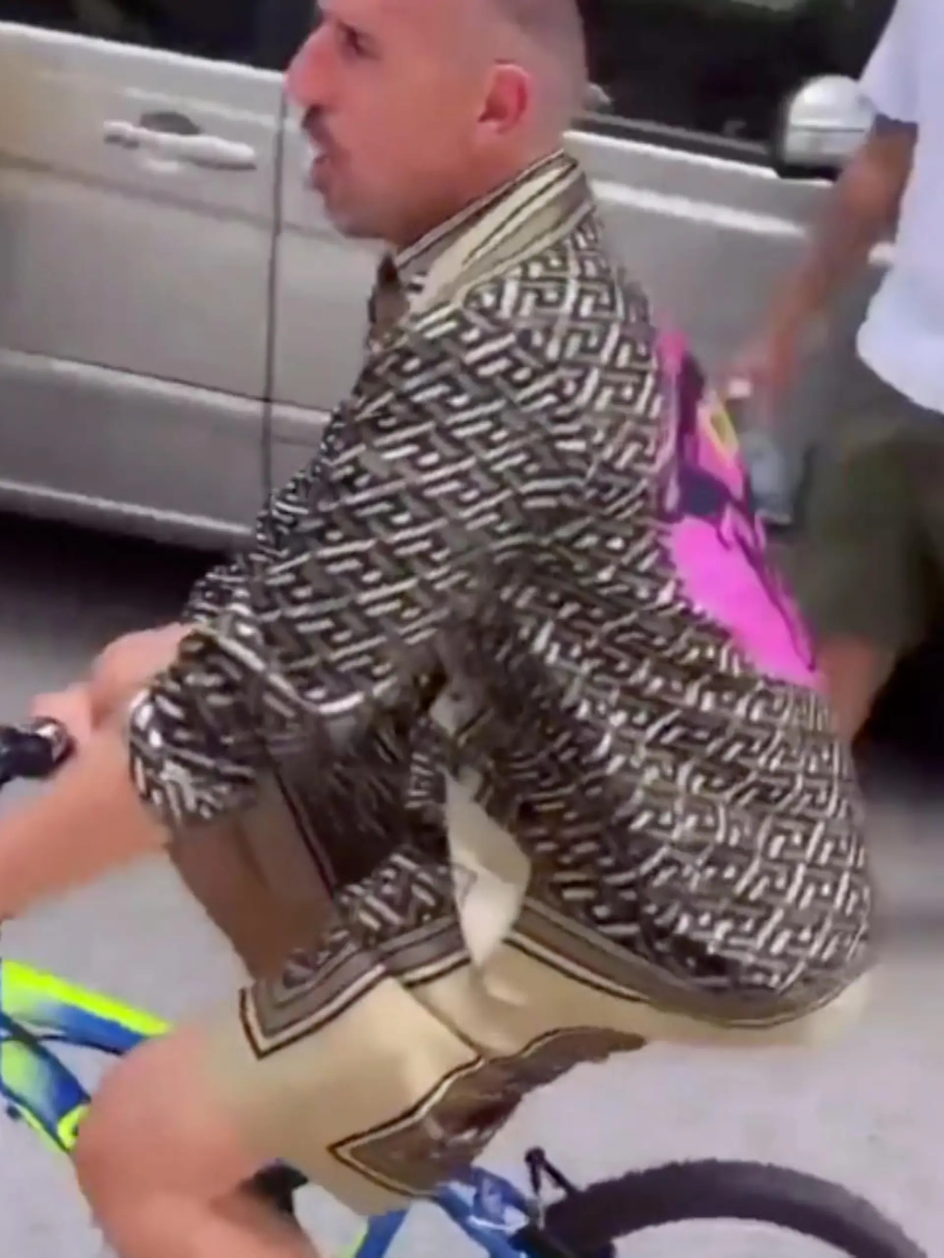 Frack Ribéry auf seinem Kinderfahrrad.