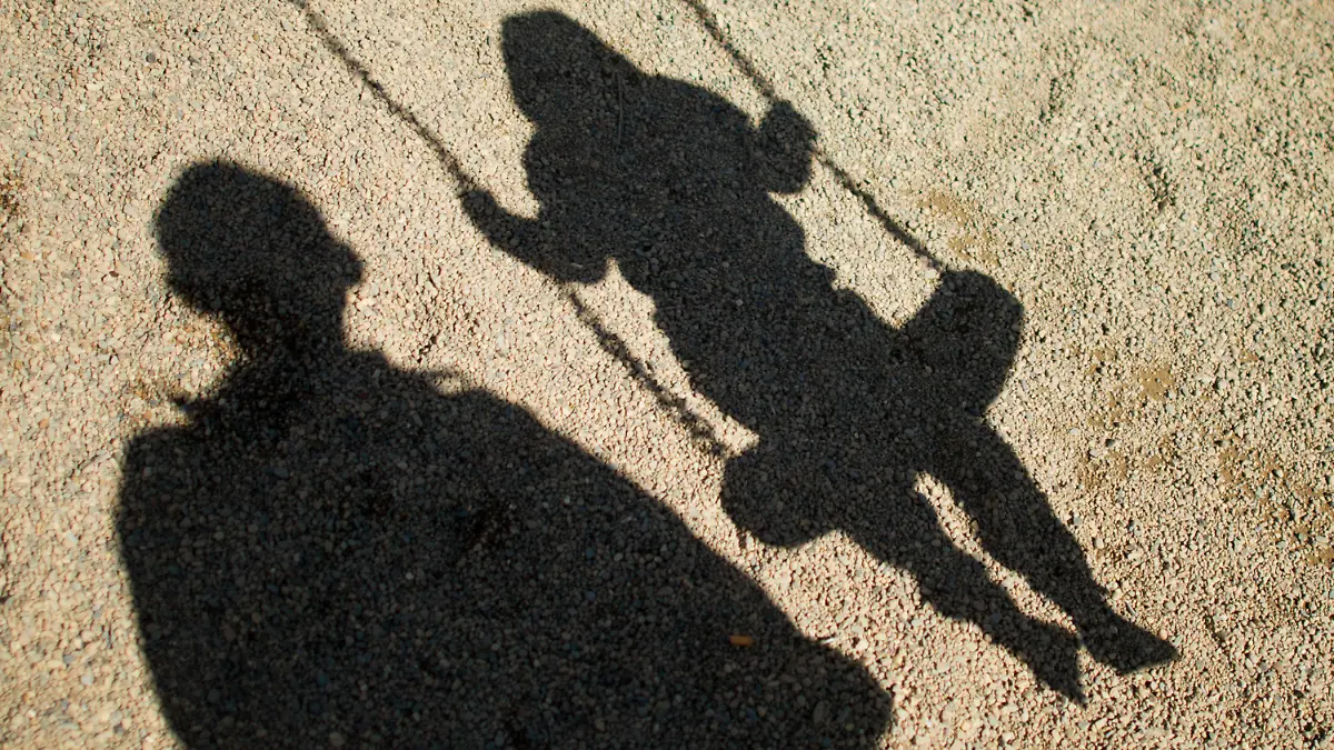 ARCHIV - 27.08.2014, Niedersachsen, Braunschweig: ILLUSTRATION - Der Schatten von einem Mann und einem schaukelnden Kind fallen auf Sand auf einem Spielplatz. (zu dpa «47-Jähriger soll Tochter missbraucht haben - Haftbefehle») Foto: Julian Stratenschulte/dpa +++ dpa-Bildfunk +++