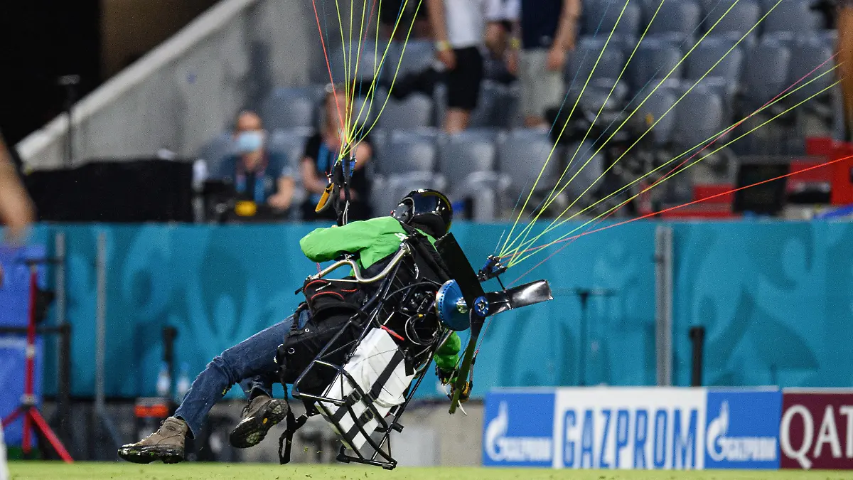 Ein Greenpeace-Aktivist landet unmittelbar vor dem Anpfiff der Begegnung mit Weltmeister Frankreich auf dem Rasen der Muenchner Arena. Der Motorgleitschirmflieger hat Probleme mit seinem Fluggeraet. GES/ Fussball/ UEFA Euro 2020: Gruppe F: 1. Spieltag: Spiel 12: Frankreich - Deutschland, 15.06.2021 Football / Soccer: UEFA Euro 2020: Group F: Matchday 1: Match 12: France vs Germany, Munich, Germany, June 15, 2021