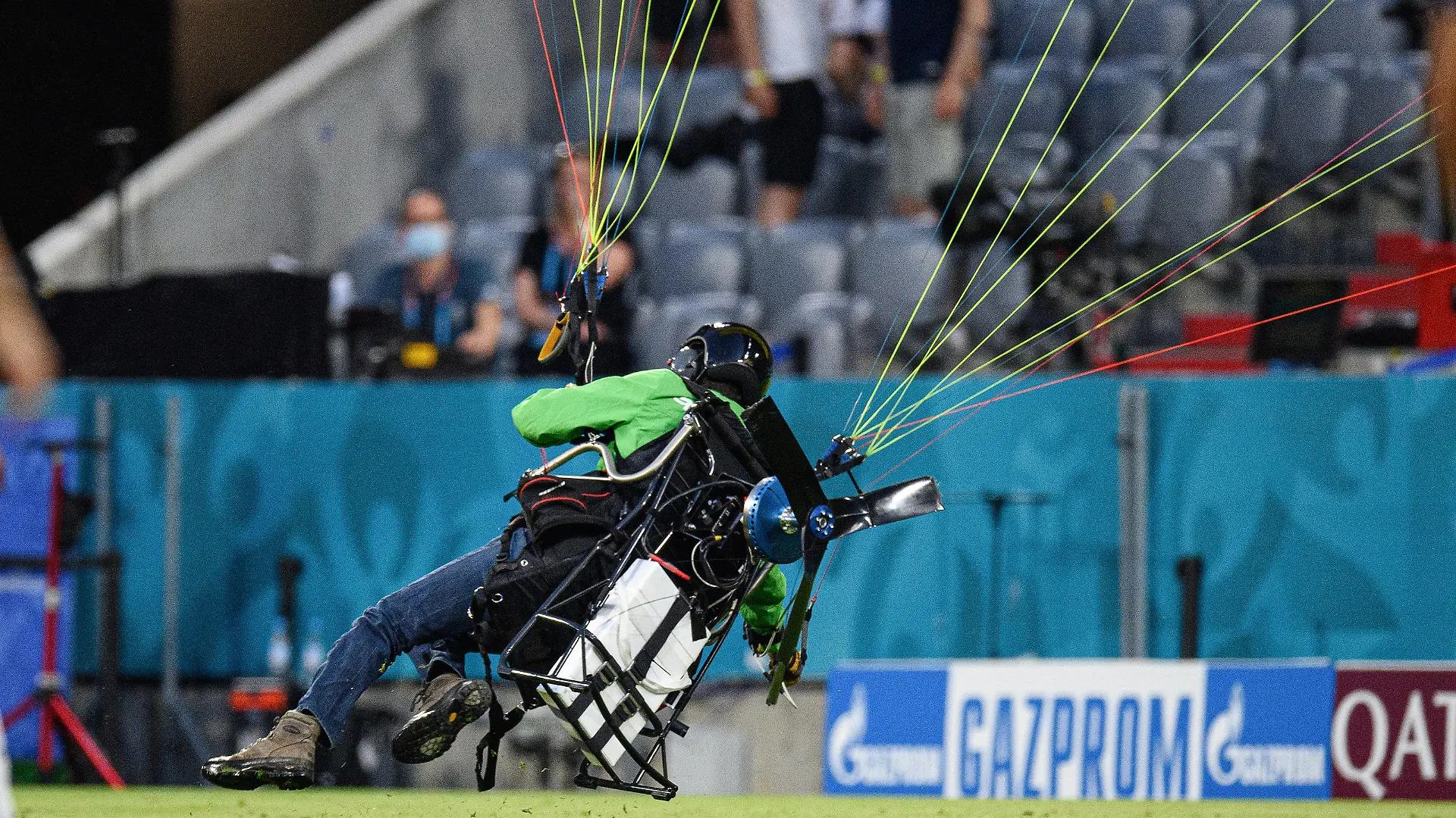 Ein Greenpeace-Aktivist landet unmittelbar vor dem Anpfiff der Begegnung mit Weltmeister Frankreich auf dem Rasen der Muenchner Arena. Der Motorgleitschirmflieger hat Probleme mit seinem Fluggeraet. GES/ Fussball/ UEFA Euro 2020: Gruppe F: 1. Spieltag: Spiel 12: Frankreich - Deutschland, 15.06.2021 Football / Soccer: UEFA Euro 2020: Group F: Matchday 1: Match 12: France vs Germany, Munich, Germany, June 15, 2021