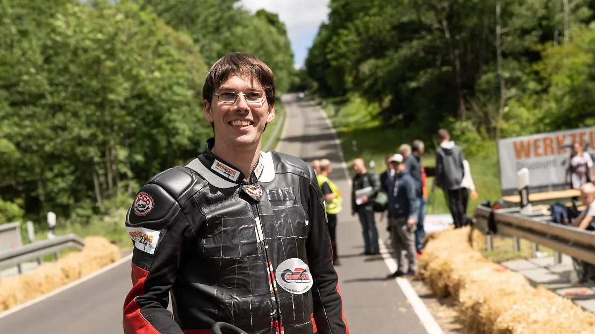 28.05.2022, Hessen, Schotten: Der Hesse Marcel Paul steht im Ortsteil Sichenhausen mit seinem regulären Bobbycar mit Gummireifen auf der Strecke, mit dem er mit 106 Stundenkilometern einen Geschwindigkeitsrekord aufstellte, wie die Organisatoren berichteten. Das Rekord-Institut für Deutschland hat den Spitzenwert und die vorhergehende Fahrt auf einem modifizierten Bobbycar mit 130,7 Kilometern bereits anerkannt. Foto: Frank Rumpenhorst/dpa +++ dpa-Bildfunk +++