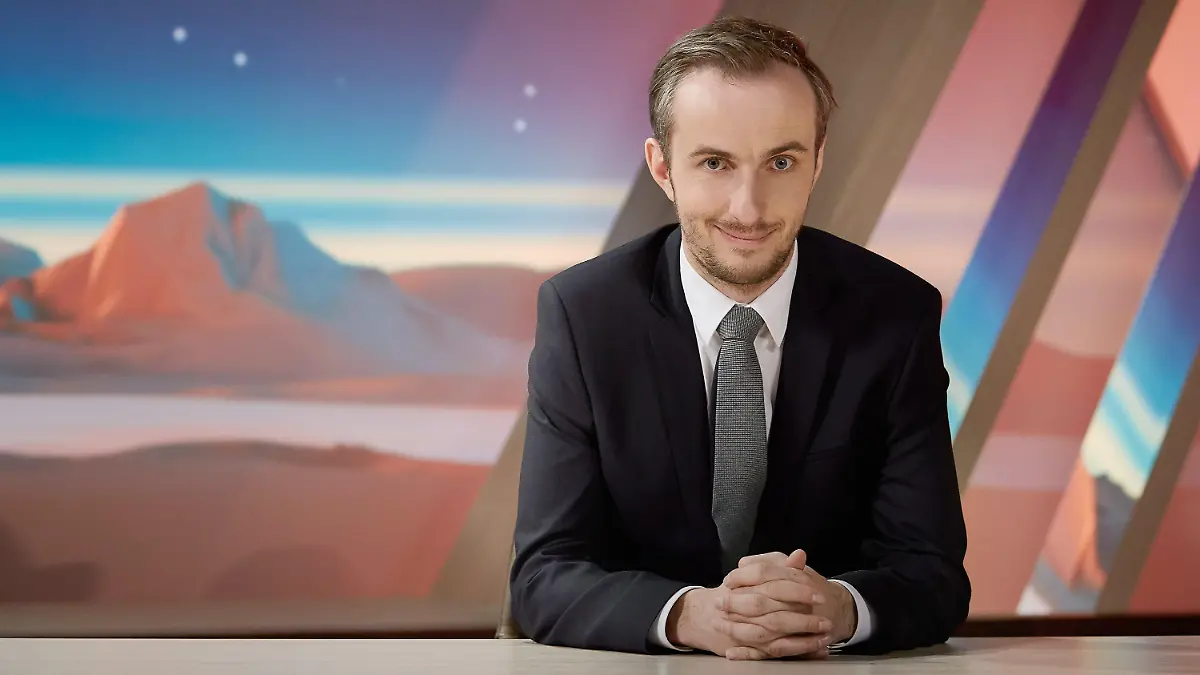 ARCHIV - HANDOUT - Jan Böhmermann sitzt in der Kulisse seiner Show «Neo Magazin Royale». Foto: Ben Knabe/ZDF/dpa (zu dpa "Was nun, Herr Böhmermann?" vom 15.04.2016 - ACHTUNG: Nur zur redaktionellen Verwendung im Zusammenhang mit der Berichterstattung über die Sendung «Neo Magazin Royale» und nur bei Urhebernennung Foto: Ben Knabe/ZDF/dpa) +++(c) dpa - Bildfunk+++
