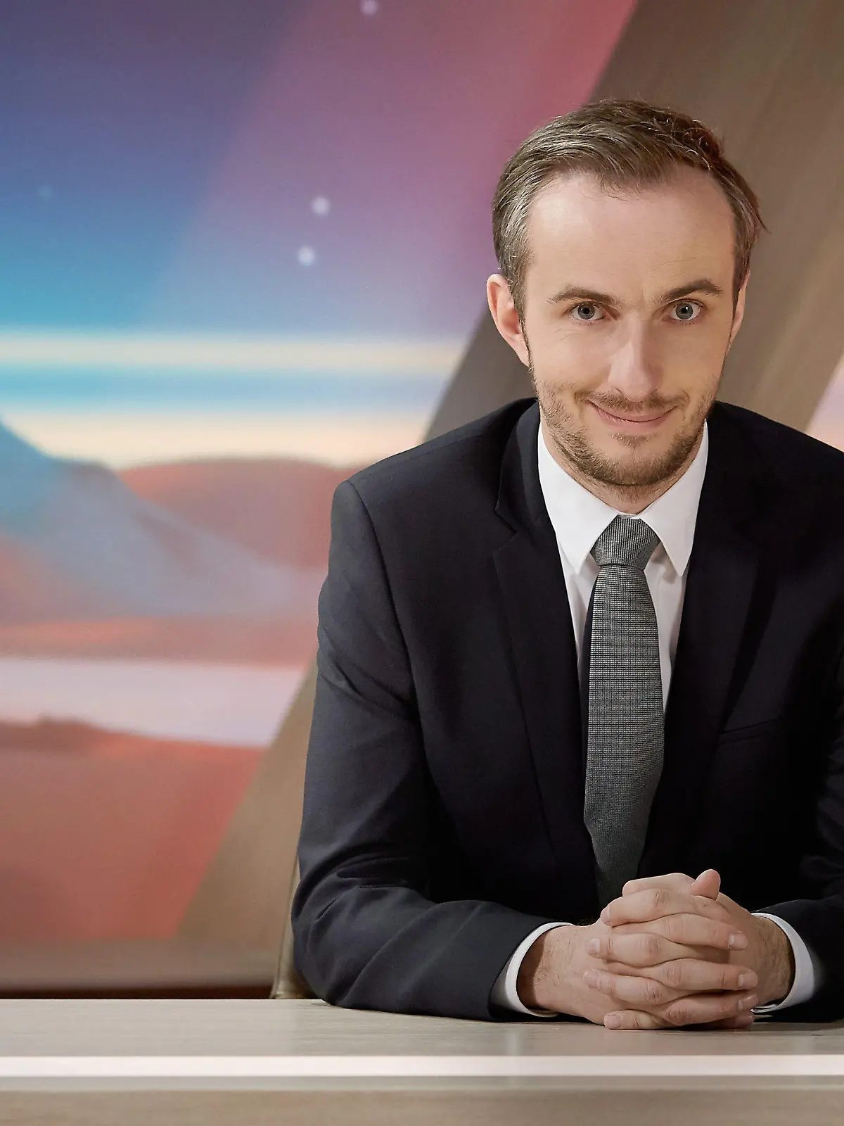 ARCHIV - HANDOUT - Jan Böhmermann sitzt in der Kulisse seiner Show «Neo Magazin Royale». Foto: Ben Knabe/ZDF/dpa (zu dpa "Was nun, Herr Böhmermann?" vom 15.04.2016 - ACHTUNG: Nur zur redaktionellen Verwendung im Zusammenhang mit der Berichterstattung über die Sendung «Neo Magazin Royale» und nur bei Urhebernennung Foto: Ben Knabe/ZDF/dpa) +++(c) dpa - Bildfunk+++