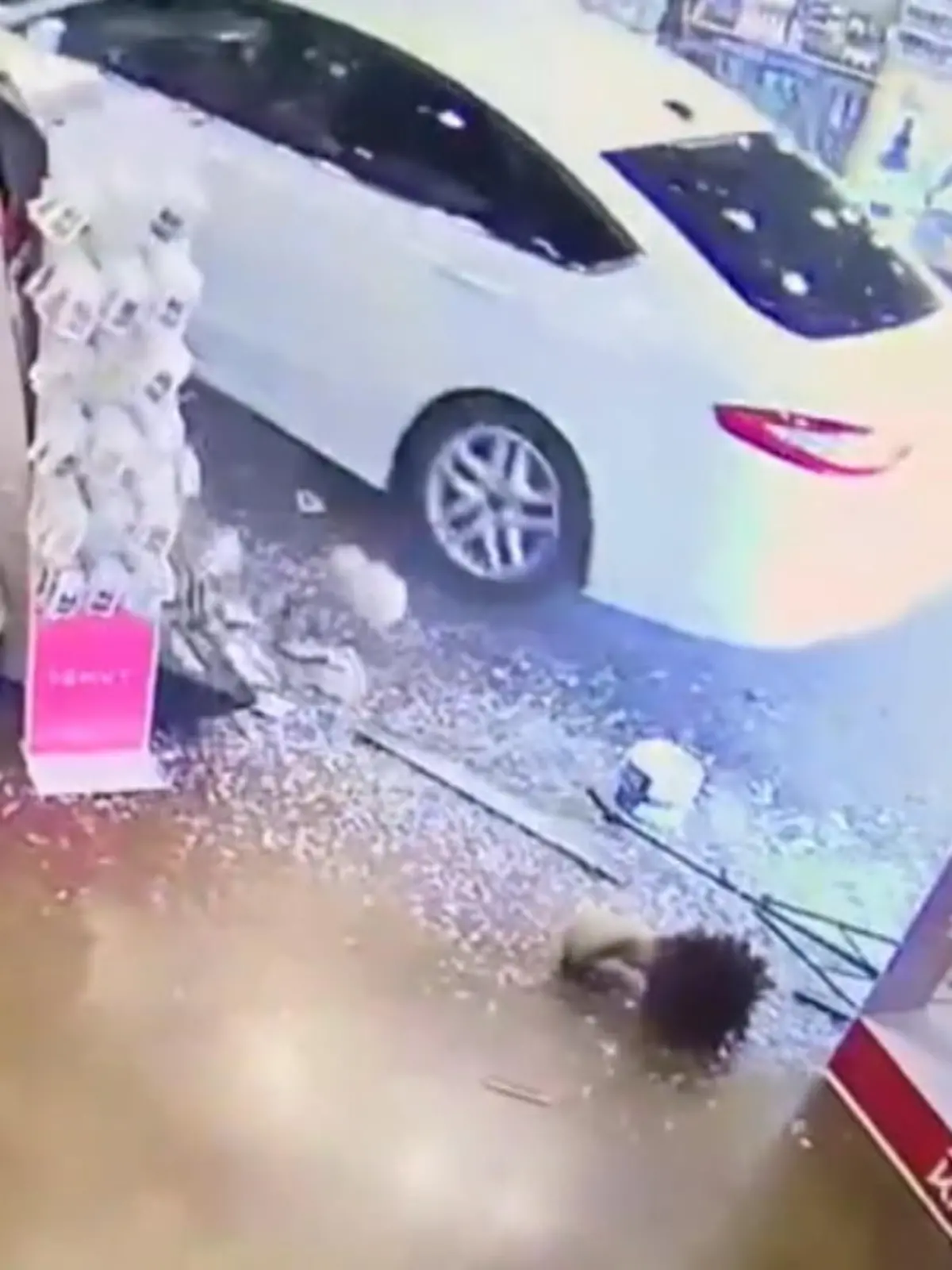 Als sich zwei Männer in einem Einkaufsladen unterhalten, kracht ein Auto mit voller Wucht in den Laden und schiebt die beiden einige Meter mit sich. Das Fatale: Die Männer standen gerade vor einem Regal, das ihnen die Sicht verdeckte, sie sahen das Auto also nicht kommen, konnten nicht zur Seite springen.