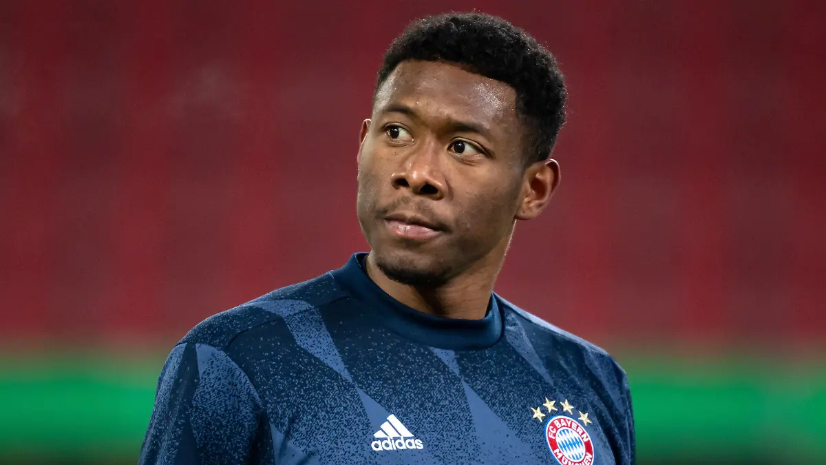 ARCHIV - 20.01.2021, Bayern, Augsburg: Fußball: Bundesliga, FC Augsburg - FC Bayern München in der WWK Arena. David Alaba von München wärmt sich auf. (zu dpa: "Medien: Paris unterbreitet Bayern-Profi Alaba konkretes Angebot") Foto: Sven Hoppe/dpa +++ dpa-Bildfunk +++